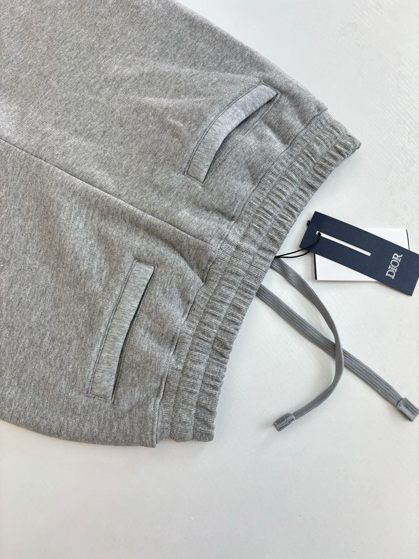 🅿️470 Dio*/Dior CD embroidered logo side webbing casual trousers are made of 380g terry fleece fabric, and the fabric is made of long yarn Pima cotton original custom pattern gray. The thread adopts 2*2 double yarn thread, and the thread is made of pure yarn. It can fix the fabric at high temperature and not deform after long-term wear. The embroidery uses internal double-needle embroidery method, and the reverse side is embroidered to create a seam effect.  Size：S/M/L/XL