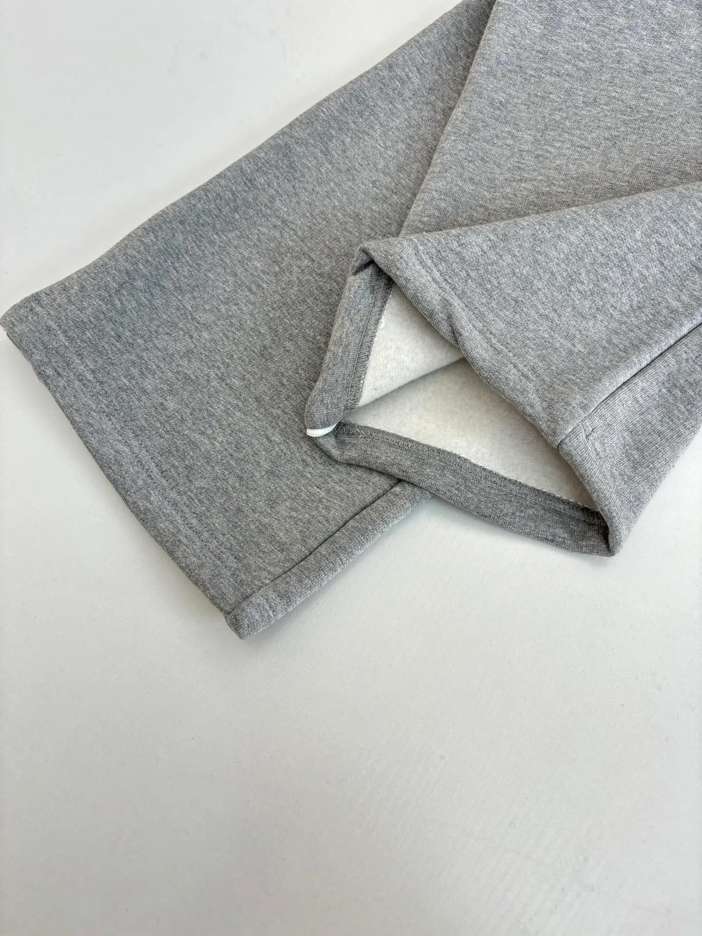 🅿️470 Dio*/Dior CD embroidered logo side webbing casual trousers are made of 380g terry fleece fabric, and the fabric is made of long yarn Pima cotton original custom pattern gray. The thread adopts 2*2 double yarn thread, and the thread is made of pure yarn. It can fix the fabric at high temperature and not deform after long-term wear. The embroidery uses internal double-needle embroidery method, and the reverse side is embroidered to create a seam effect.  Size：S/M/L/XL