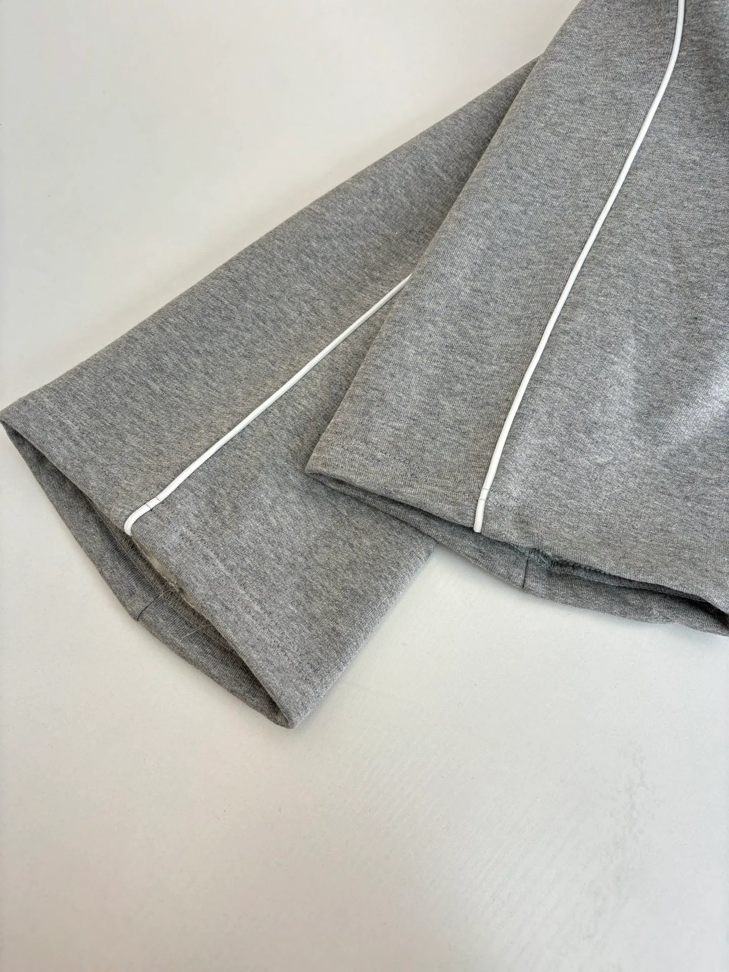 🅿️470 Dio*/Dior CD embroidered logo side webbing casual trousers are made of 380g terry fleece fabric, and the fabric is made of long yarn Pima cotton original custom pattern gray. The thread adopts 2*2 double yarn thread, and the thread is made of pure yarn. It can fix the fabric at high temperature and not deform after long-term wear. The embroidery uses internal double-needle embroidery method, and the reverse side is embroidered to create a seam effect.  Size：S/M/L/XL
