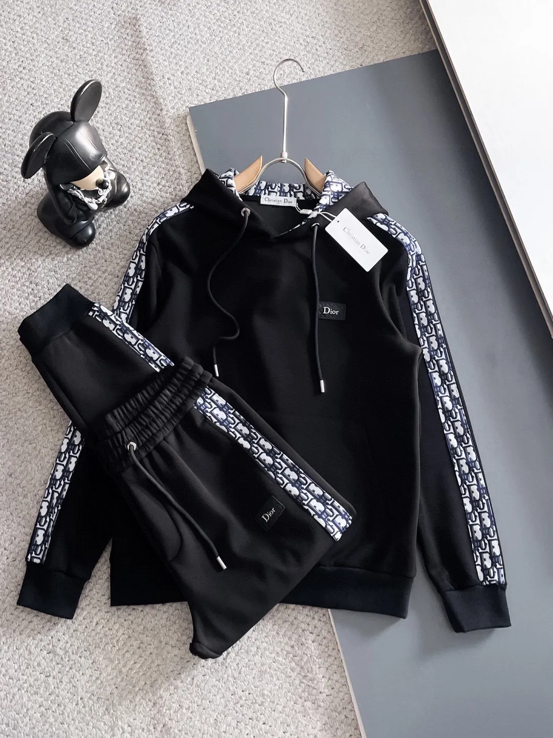🅿️720 Dior hot-selling suit is coming. Focus on the original version of the official website. 2025 new hot-selling cardigan suit. The original order is the best. 🇭🇰The meticulous work of top designers. It has a fitting and perfect upper body effect. All-natural high-quality Tencel Roman cotton 100%, close-fitting comfort, noble and elegant! Original hardware embodies elegance and nobility! Counter size: M-3XL (maximum wear up to 190 pounds)