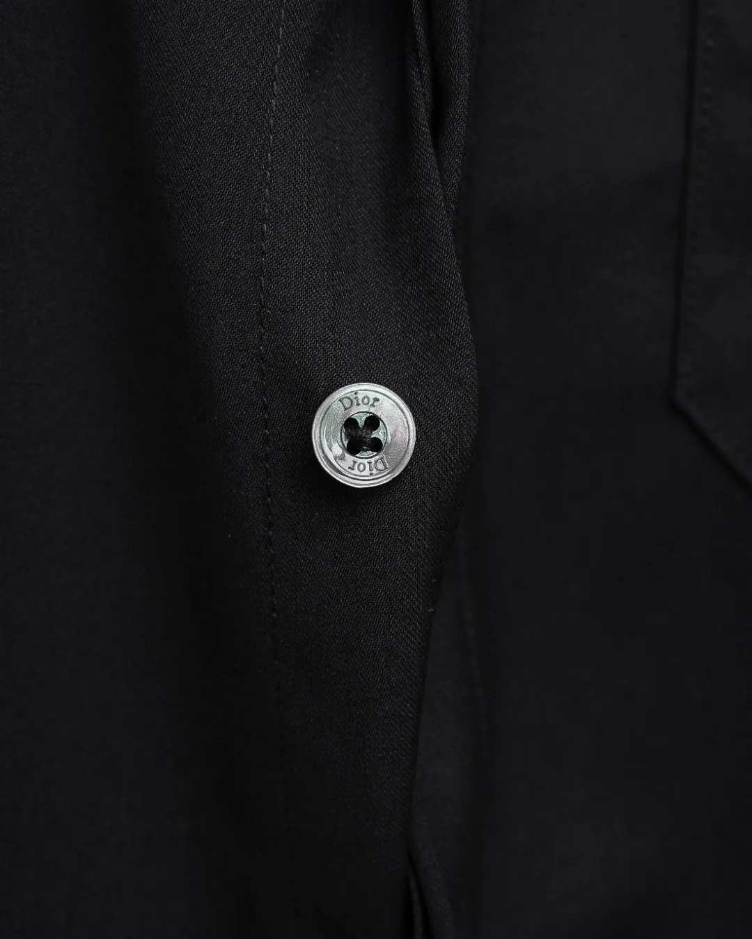 🅿️336 DIOR 🔥Breaking hot style, floral chest pockets 🌸letter logo embroidered long-sleeved shirt, 2025ss official website new long-sleeved shirt, exquisite embroidered logo, high-end version, in-store customized fabrics, highly breathable and comfortable, exquisitely crafted, with impeccable detail processing, ✅customized logo engraved buttons, complete with three labels. Brand element design concept reflects high quality. It feels delicate and soft! It presents a casual cut and the upper body shape is great! 🐍Size: M-XXL