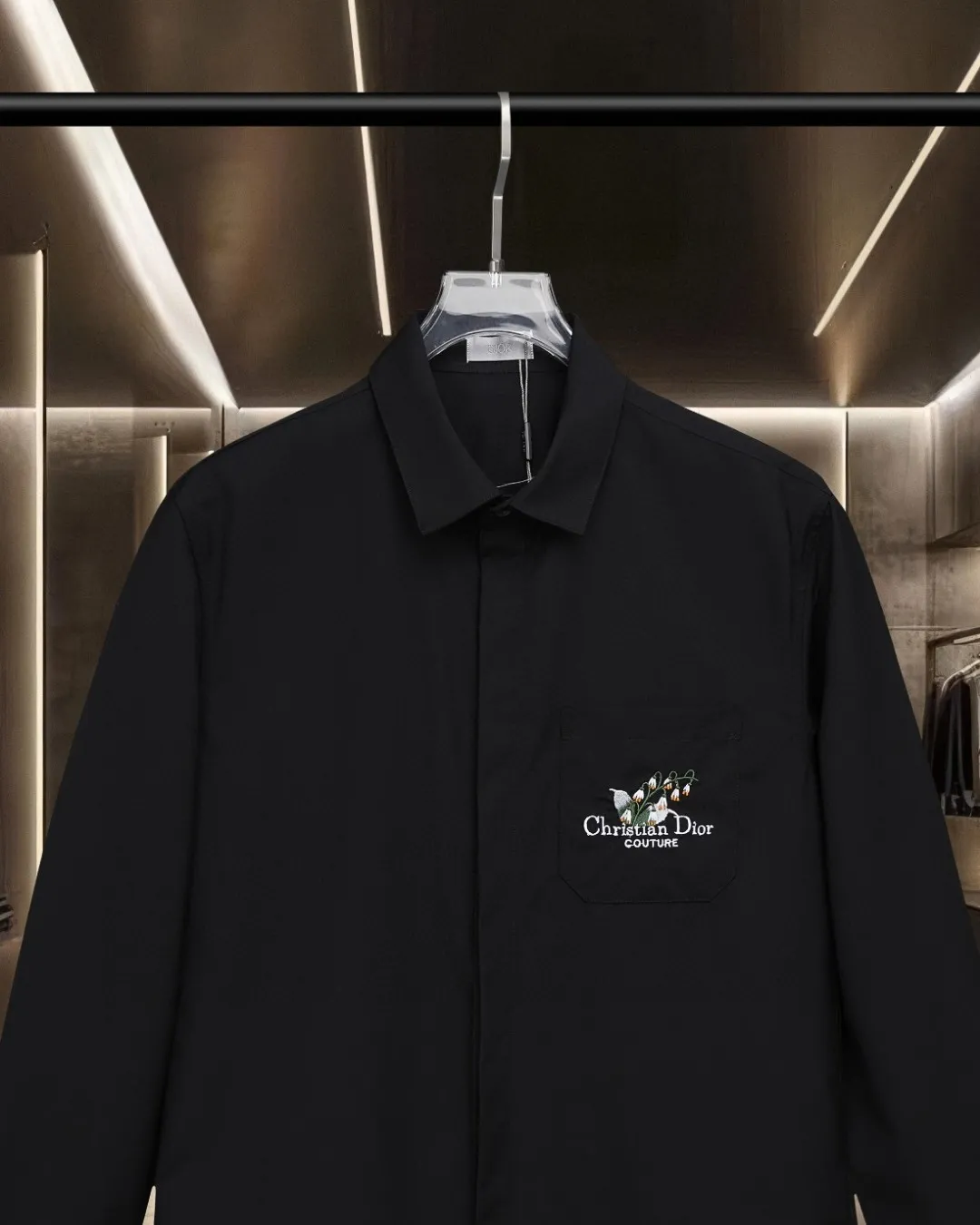 🅿️336 DIOR 🔥Breaking hot style, floral chest pockets 🌸letter logo embroidered long-sleeved shirt, 2025ss official website new long-sleeved shirt, exquisite embroidered logo, high-end version, in-store customized fabrics, highly breathable and comfortable, exquisitely crafted, with impeccable detail processing, ✅customized logo engraved buttons, complete with three labels. Brand element design concept reflects high quality. It feels delicate and soft! It presents a casual cut and the upper body shape is great! 🐍Size: M-XXL