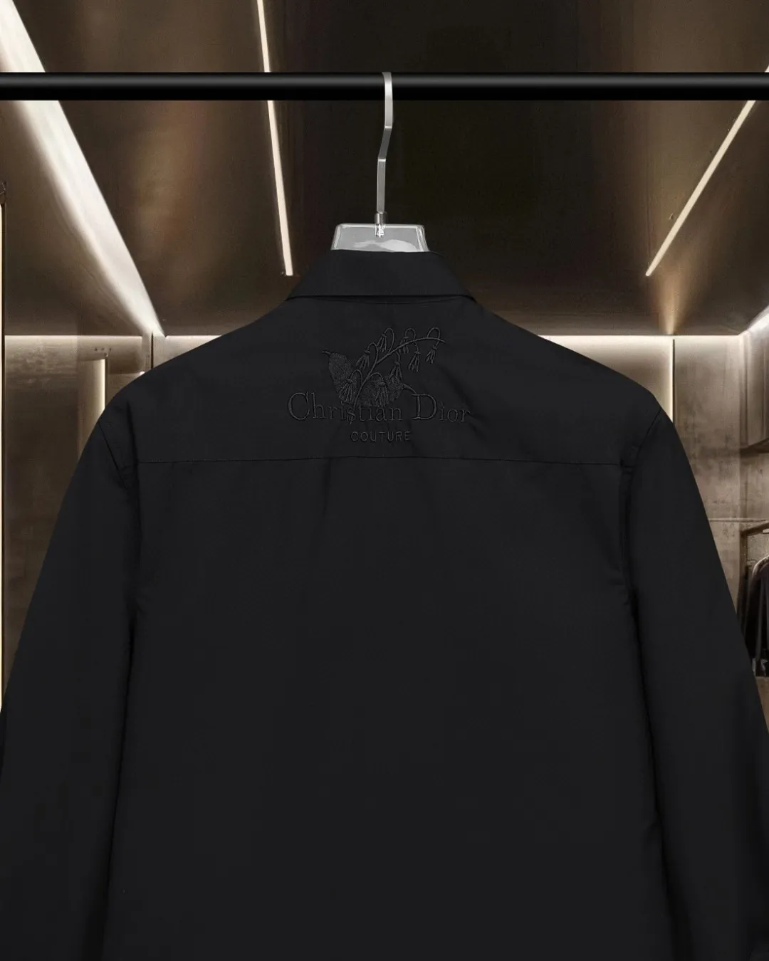 🅿️336 DIOR 🔥Breaking hot style, floral chest pockets 🌸letter logo embroidered long-sleeved shirt, 2025ss official website new long-sleeved shirt, exquisite embroidered logo, high-end version, in-store customized fabrics, highly breathable and comfortable, exquisitely crafted, with impeccable detail processing, ✅customized logo engraved buttons, complete with three labels. Brand element design concept reflects high quality. It feels delicate and soft! It presents a casual cut and the upper body shape is great! 🐍Size: M-XXL