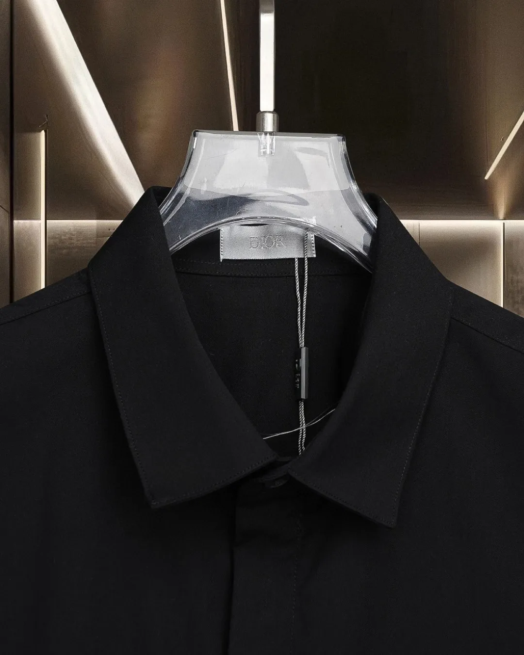 🅿️336 DIOR 🔥Breaking hot style, floral chest pockets 🌸letter logo embroidered long-sleeved shirt, 2025ss official website new long-sleeved shirt, exquisite embroidered logo, high-end version, in-store customized fabrics, highly breathable and comfortable, exquisitely crafted, with impeccable detail processing, ✅customized logo engraved buttons, complete with three labels. Brand element design concept reflects high quality. It feels delicate and soft! It presents a casual cut and the upper body shape is great! 🐍Size: M-XXL