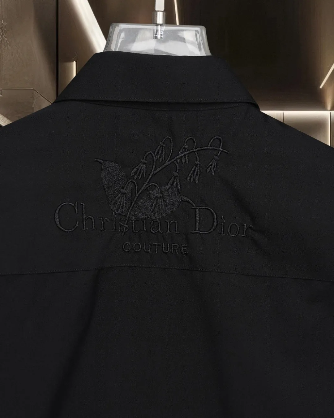 🅿️336 DIOR 🔥Breaking hot style, floral chest pockets 🌸letter logo embroidered long-sleeved shirt, 2025ss official website new long-sleeved shirt, exquisite embroidered logo, high-end version, in-store customized fabrics, highly breathable and comfortable, exquisitely crafted, with impeccable detail processing, ✅customized logo engraved buttons, complete with three labels. Brand element design concept reflects high quality. It feels delicate and soft! It presents a casual cut and the upper body shape is great! 🐍Size: M-XXL