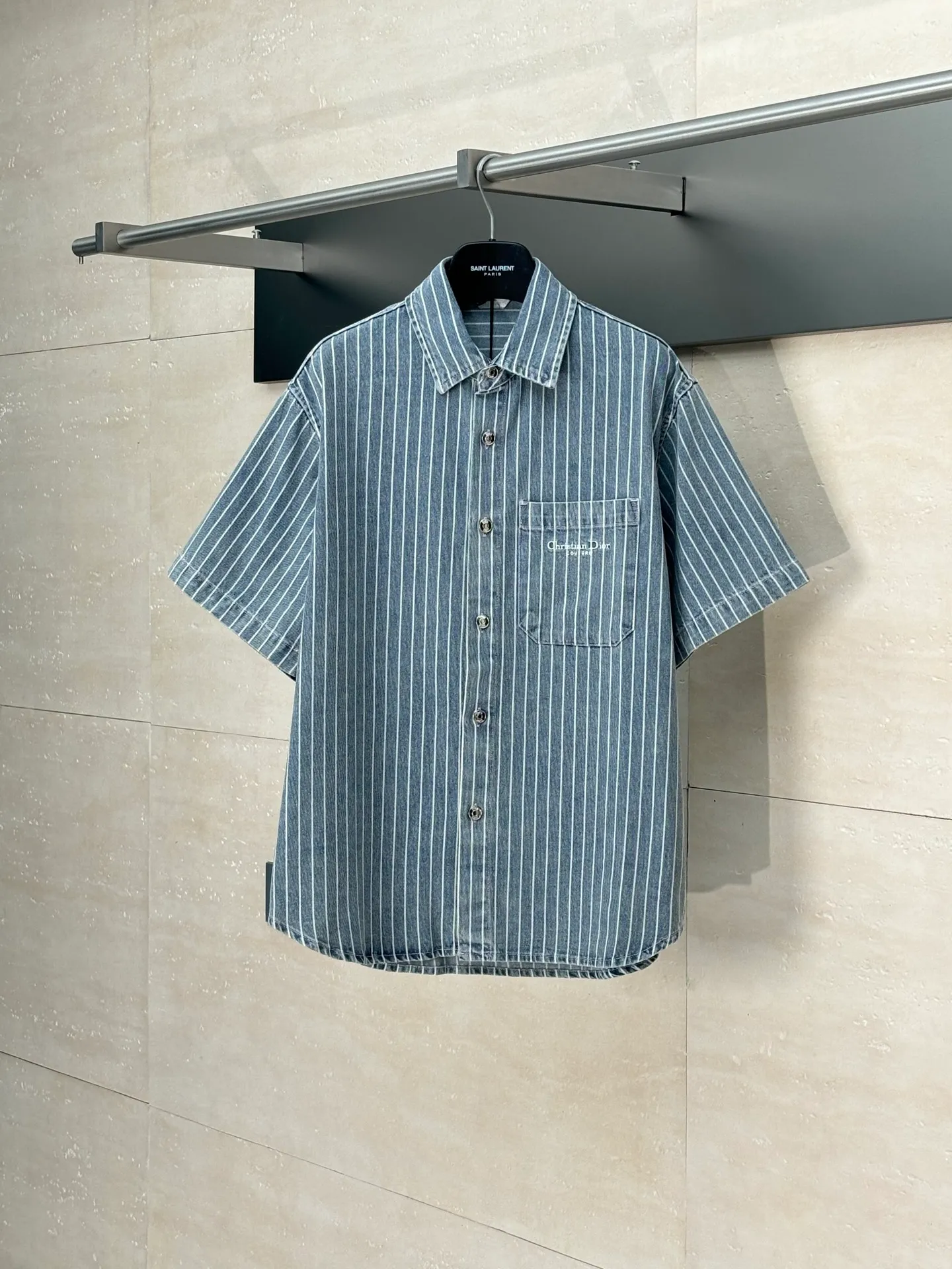 🅿️360 Dio*/Dior 25Ss new cotton striped embroidered shirt jacket is carefully made of blue striped cotton twill fabric, with an elegant silhouette and Cistian Couture embroidery on the front. Pair it with a blouse for a classic and sophisticated look.  Size：S/M/L/XL