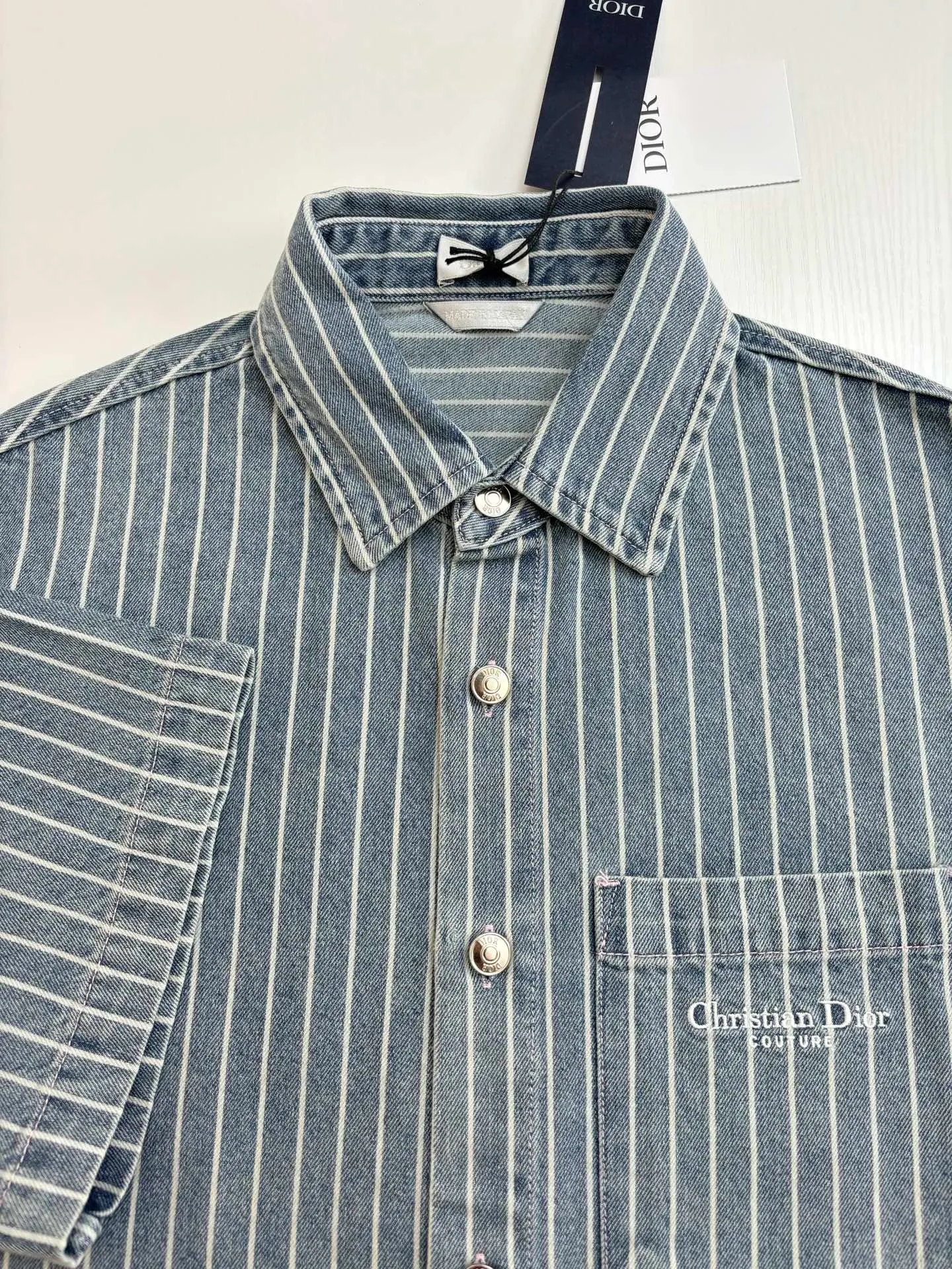 🅿️360 Dio*/Dior 25Ss new cotton striped embroidered shirt jacket is carefully made of blue striped cotton twill fabric, with an elegant silhouette and Cistian Couture embroidery on the front. Pair it with a blouse for a classic and sophisticated look.  Size：S/M/L/XL