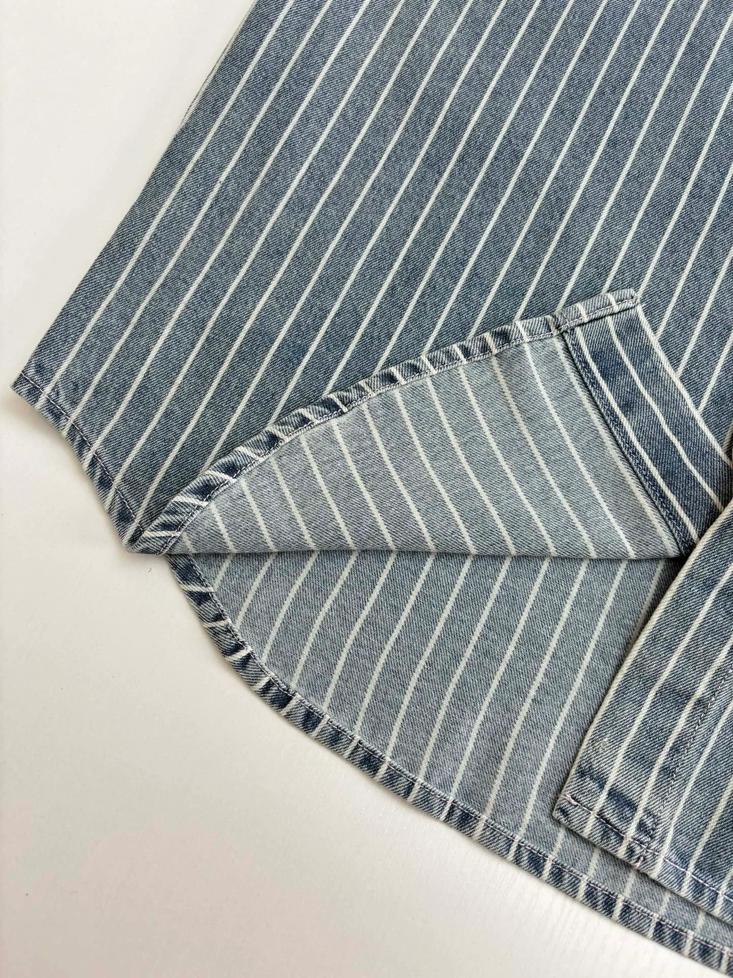 🅿️360 Dio*/Dior 25Ss new cotton striped embroidered shirt jacket is carefully made of blue striped cotton twill fabric, with an elegant silhouette and Cistian Couture embroidery on the front. Pair it with a blouse for a classic and sophisticated look.  Size：S/M/L/XL