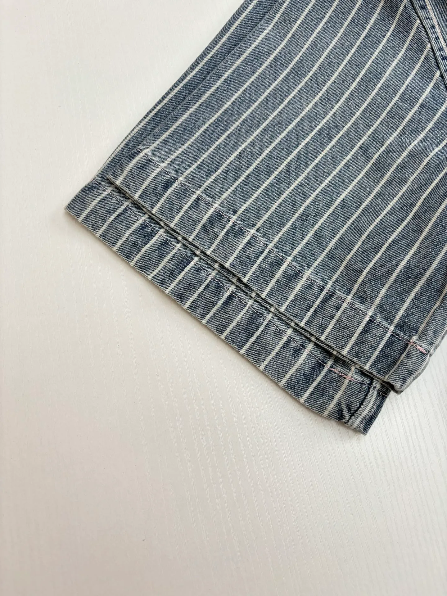 🅿️360 Dio*/Dior 25Ss new cotton striped embroidered shirt jacket is carefully made of blue striped cotton twill fabric, with an elegant silhouette and Cistian Couture embroidery on the front. Pair it with a blouse for a classic and sophisticated look.  Size：S/M/L/XL