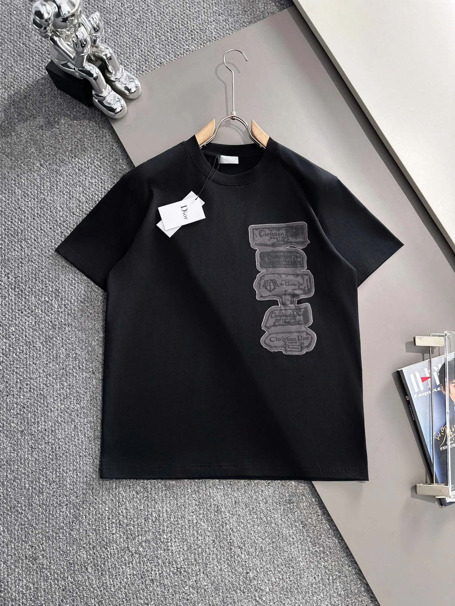 🅿️170 (arrives the next day) Dior 2025 new multi-element CD patch embroidered letter logo, same style for men and women, short-sleeved T-shirt ·Customized 260g 100% double yarn pure cotton fabric ·Design dyed 32 double-strand threads ·Collar label, hangtag, main mark and three labels complete Color: black Size: XS S M L