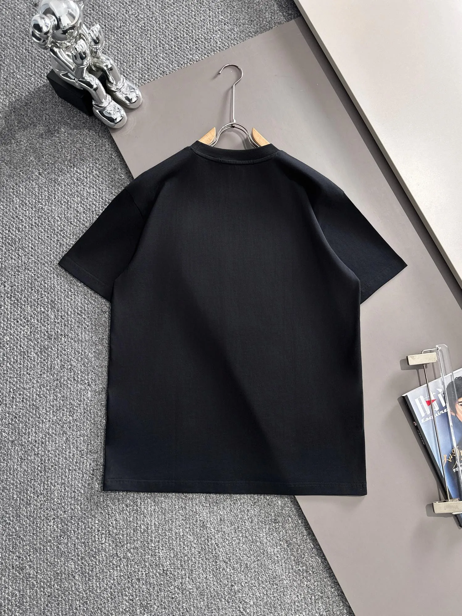 🅿️170 (arrives the next day) Dior 2025 new multi-element CD patch embroidered letter logo, same style for men and women, short-sleeved T-shirt ·Customized 260g 100% double yarn pure cotton fabric ·Design dyed 32 double-strand threads ·Collar label, hangtag, main mark and three labels complete Color: black Size: XS S M L