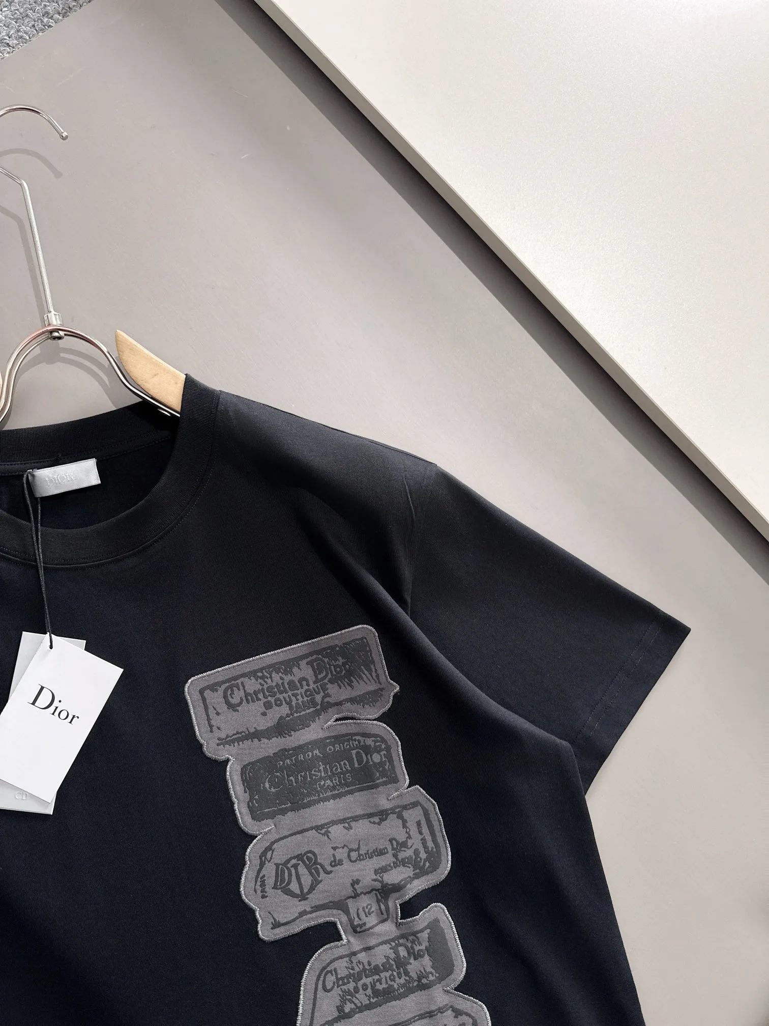 🅿️170 (arrives the next day) Dior 2025 new multi-element CD patch embroidered letter logo, same style for men and women, short-sleeved T-shirt ·Customized 260g 100% double yarn pure cotton fabric ·Design dyed 32 double-strand threads ·Collar label, hangtag, main mark and three labels complete Color: black Size: XS S M L