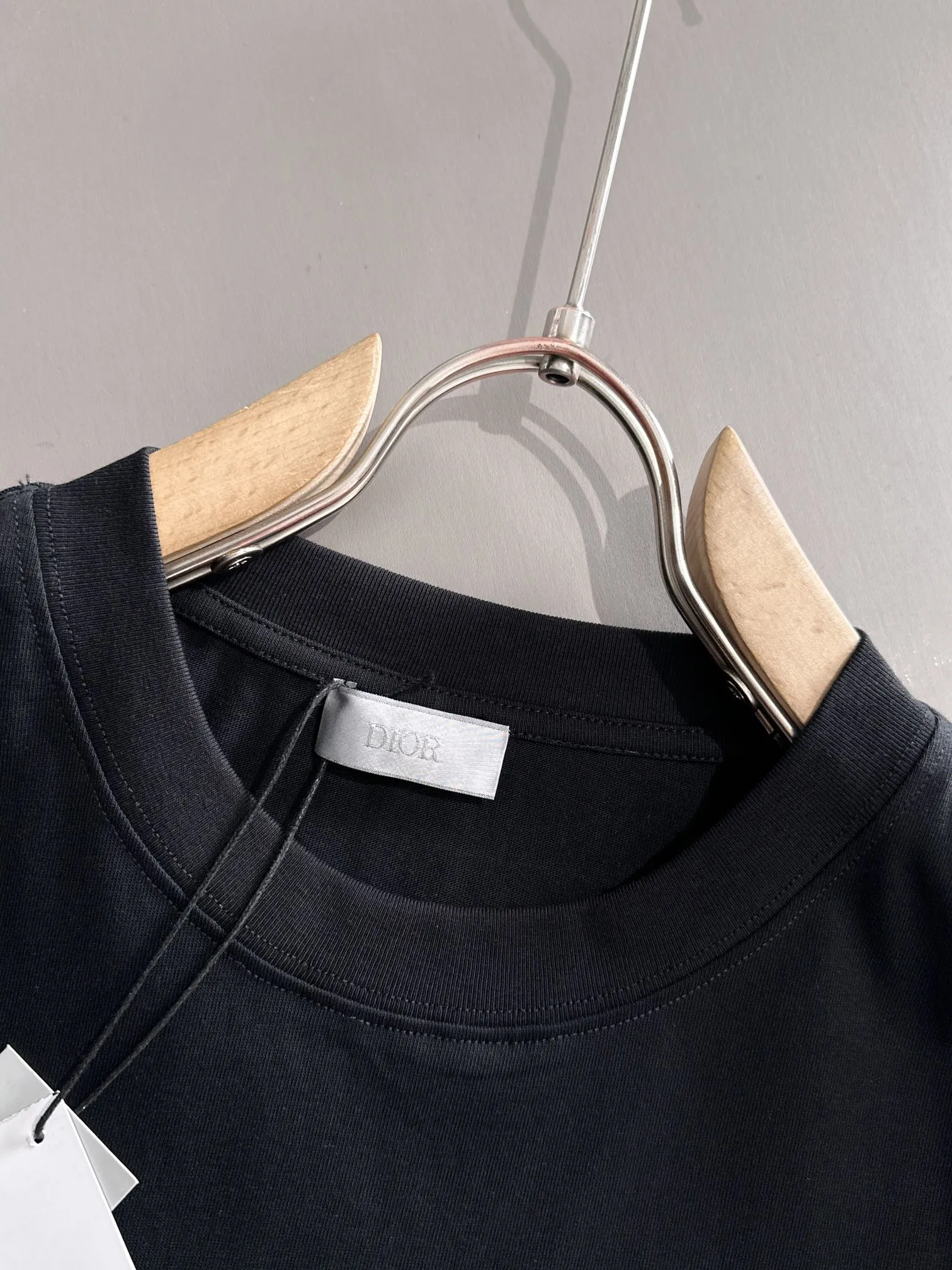 🅿️170 (arrives the next day) Dior 2025 new multi-element CD patch embroidered letter logo, same style for men and women, short-sleeved T-shirt ·Customized 260g 100% double yarn pure cotton fabric ·Design dyed 32 double-strand threads ·Collar label, hangtag, main mark and three labels complete Color: black Size: XS S M L