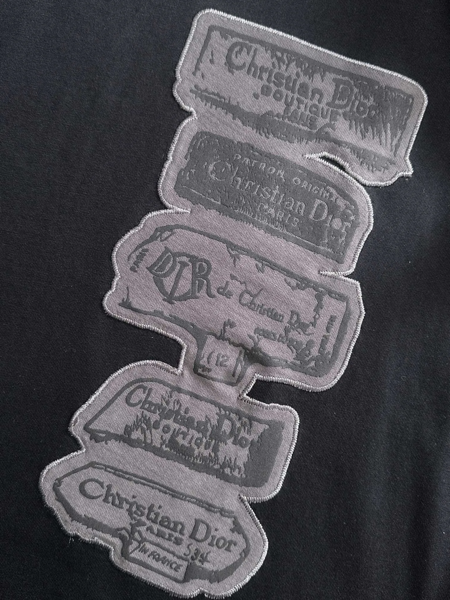 🅿️170 (arrives the next day) Dior 2025 new multi-element CD patch embroidered letter logo, same style for men and women, short-sleeved T-shirt ·Customized 260g 100% double yarn pure cotton fabric ·Design dyed 32 double-strand threads ·Collar label, hangtag, main mark and three labels complete Color: black Size: XS S M L