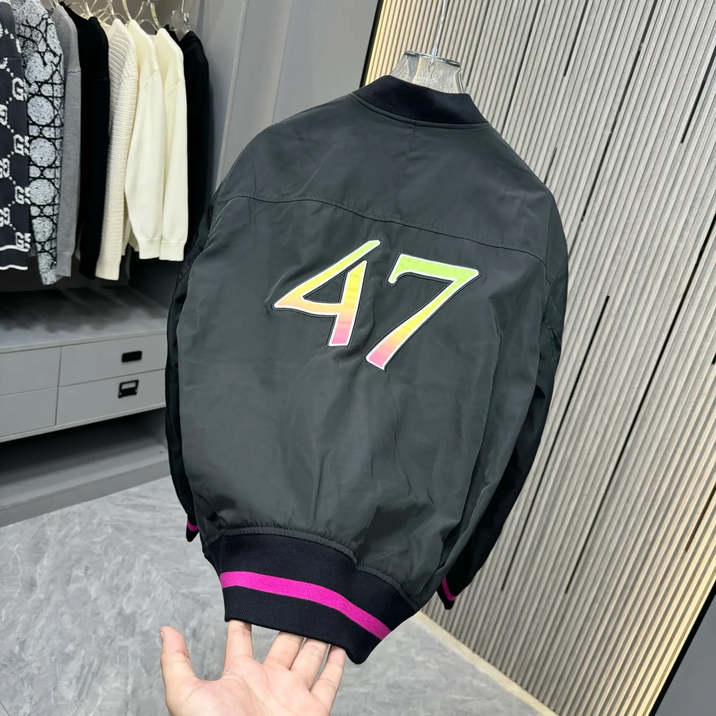 🅿️440 Dior 25ss new heavy industry gradient embroidery jacket for autumn and winter. Customized double slider DIOR AND LEWIS HAMILTON. Sleeves are hand-patched with patchwork and decorated with multi-color cooperation logo. Not a market plain embroidery process with 47 gradient numbers on the back of the graphic. SMLXL