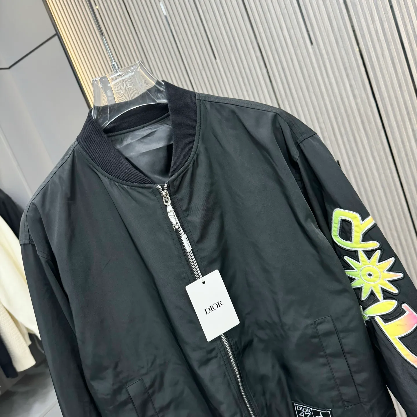 🅿️440 Dior 25ss new heavy industry gradient embroidery jacket for autumn and winter. Customized double slider DIOR AND LEWIS HAMILTON. Sleeves are hand-patched with patchwork and decorated with multi-color cooperation logo. Not a market plain embroidery process with 47 gradient numbers on the back of the graphic. SMLXL