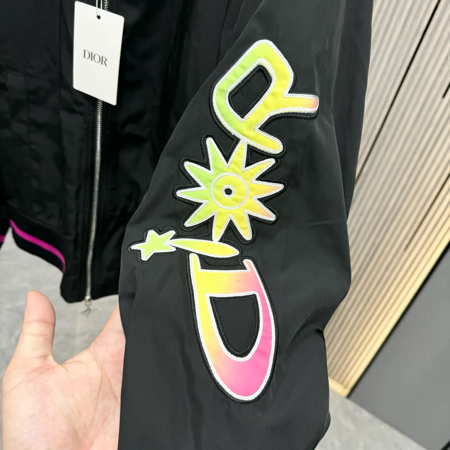 🅿️440 Dior 25ss new heavy industry gradient embroidery jacket for autumn and winter. Customized double slider DIOR AND LEWIS HAMILTON. Sleeves are hand-patched with patchwork and decorated with multi-color cooperation logo. Not a market plain embroidery process with 47 gradient numbers on the back of the graphic. SMLXL