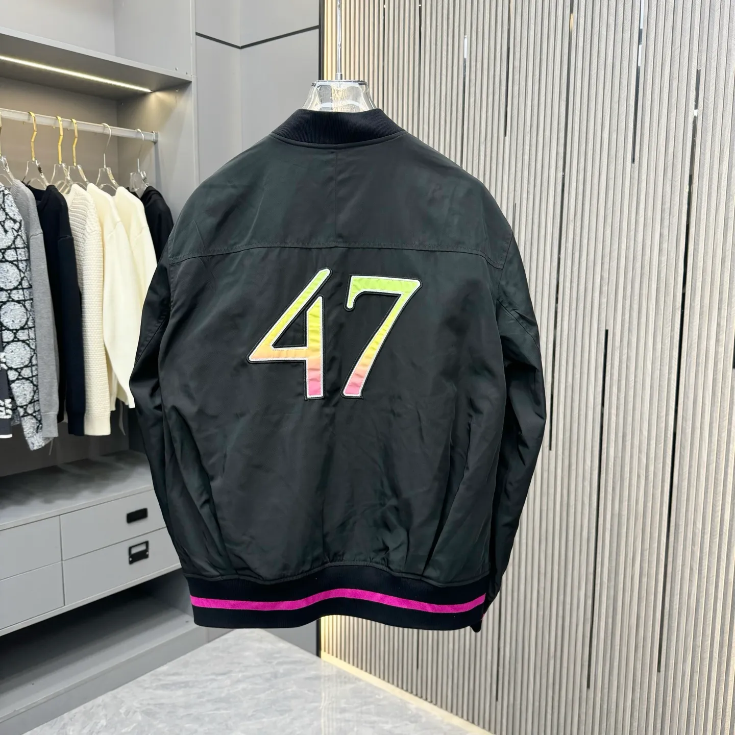 🅿️440 Dior 25ss new heavy industry gradient embroidery jacket for autumn and winter. Customized double slider DIOR AND LEWIS HAMILTON. Sleeves are hand-patched with patchwork and decorated with multi-color cooperation logo. Not a market plain embroidery process with 47 gradient numbers on the back of the graphic. SMLXL