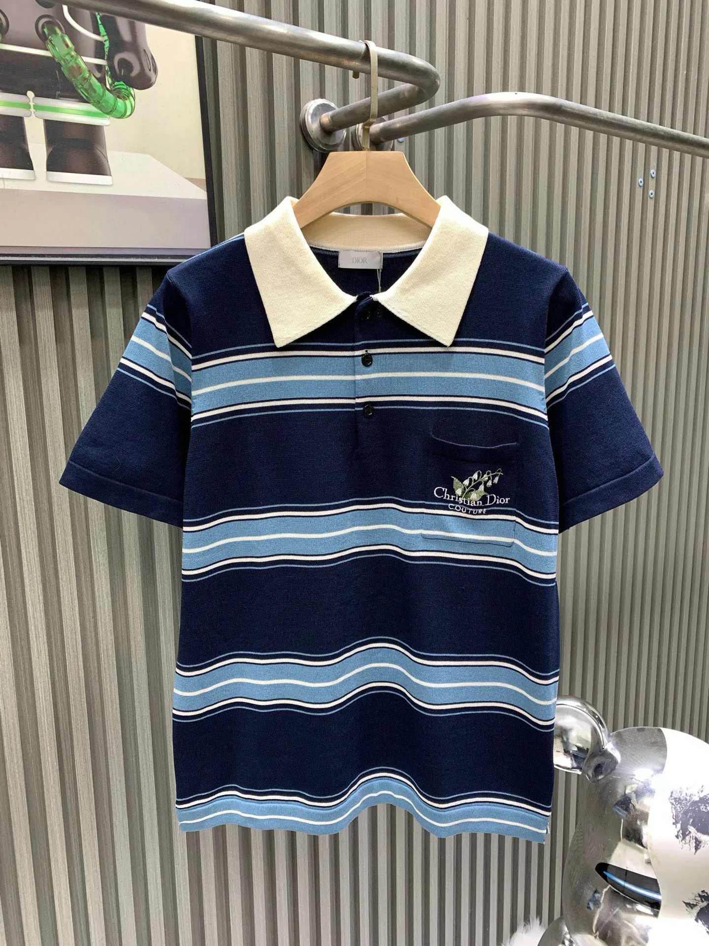 🅿️330 🀄️ DIOR Dio* 25ss new embroidered lily of the valley lapel striped knitted short-sleeved POLO. Made of custom imported wool knitted material. The fabric is soft and comfortable, skin-friendly and breathable. The chest pocket is decorated with exquisite lily of the valley flower embroidery. Brand logo and slogan logo. Cuff stripe design. Can be matched with many types of clothing to create a fashionable look. Customized accessories. Complete three labels. Same style for men and women.
