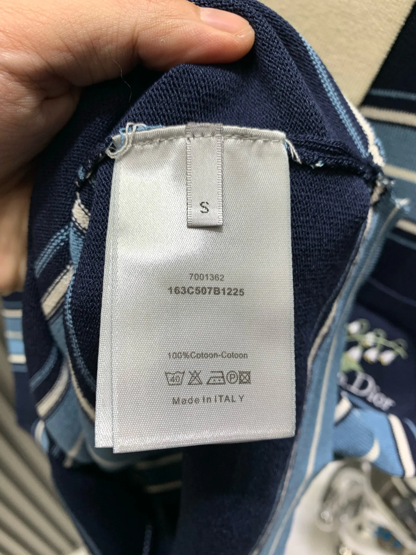 🅿️330 🀄️ DIOR Dio* 25ss new embroidered lily of the valley lapel striped knitted short-sleeved POLO. Made of custom imported wool knitted material. The fabric is soft and comfortable, skin-friendly and breathable. The chest pocket is decorated with exquisite lily of the valley flower embroidery. Brand logo and slogan logo. Cuff stripe design. Can be matched with many types of clothing to create a fashionable look. Customized accessories. Complete three labels. Same style for men and women.