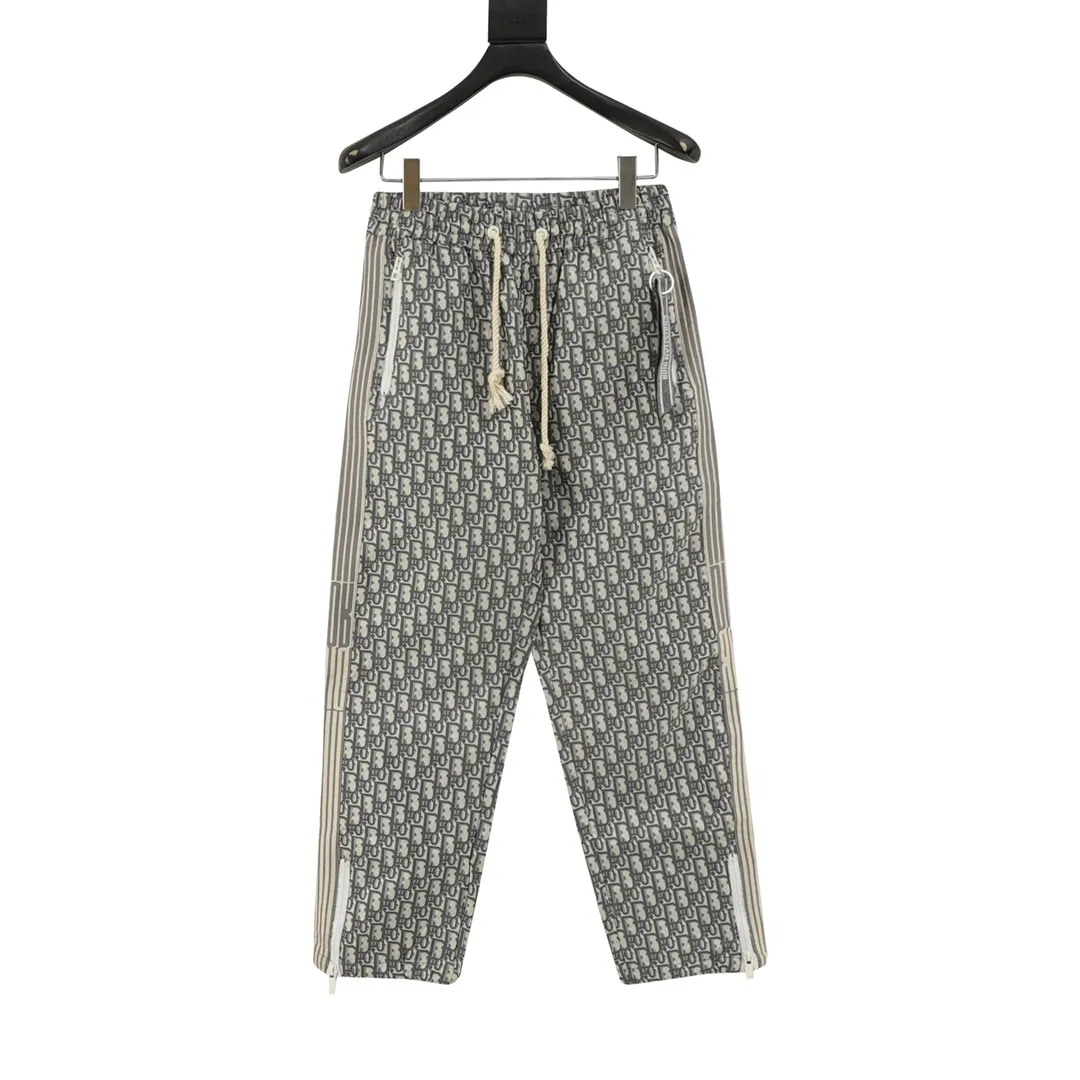 🅿️390 DIOR/Dior all-over printed jacquard side webbing woven trousers Inspired by the retro of the 1980s, the custom-made woven synthetic material is made by customers. The fabric has a fleshy texture, with clearly visible skin texture and a sense of net weight. The whole body is extremely simple in design. It is developed as it is in the original version. The entire inside is wrapped with exquisite craftsmanship to restore the consistent waistline. The domestic double-needle machine is modified to honing the thread. It is a seemingly simple style with many small details. Both men and women can easily control it. Size: XS-L