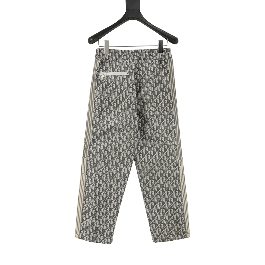 🅿️390 DIOR/Dior all-over printed jacquard side webbing woven trousers Inspired by the retro of the 1980s, the custom-made woven synthetic material is made by customers. The fabric has a fleshy texture, with clearly visible skin texture and a sense of net weight. The whole body is extremely simple in design. It is developed as it is in the original version. The entire inside is wrapped with exquisite craftsmanship to restore the consistent waistline. The domestic double-needle machine is modified to honing the thread. It is a seemingly simple style with many small details. Both men and women can easily control it. Size: XS-L
