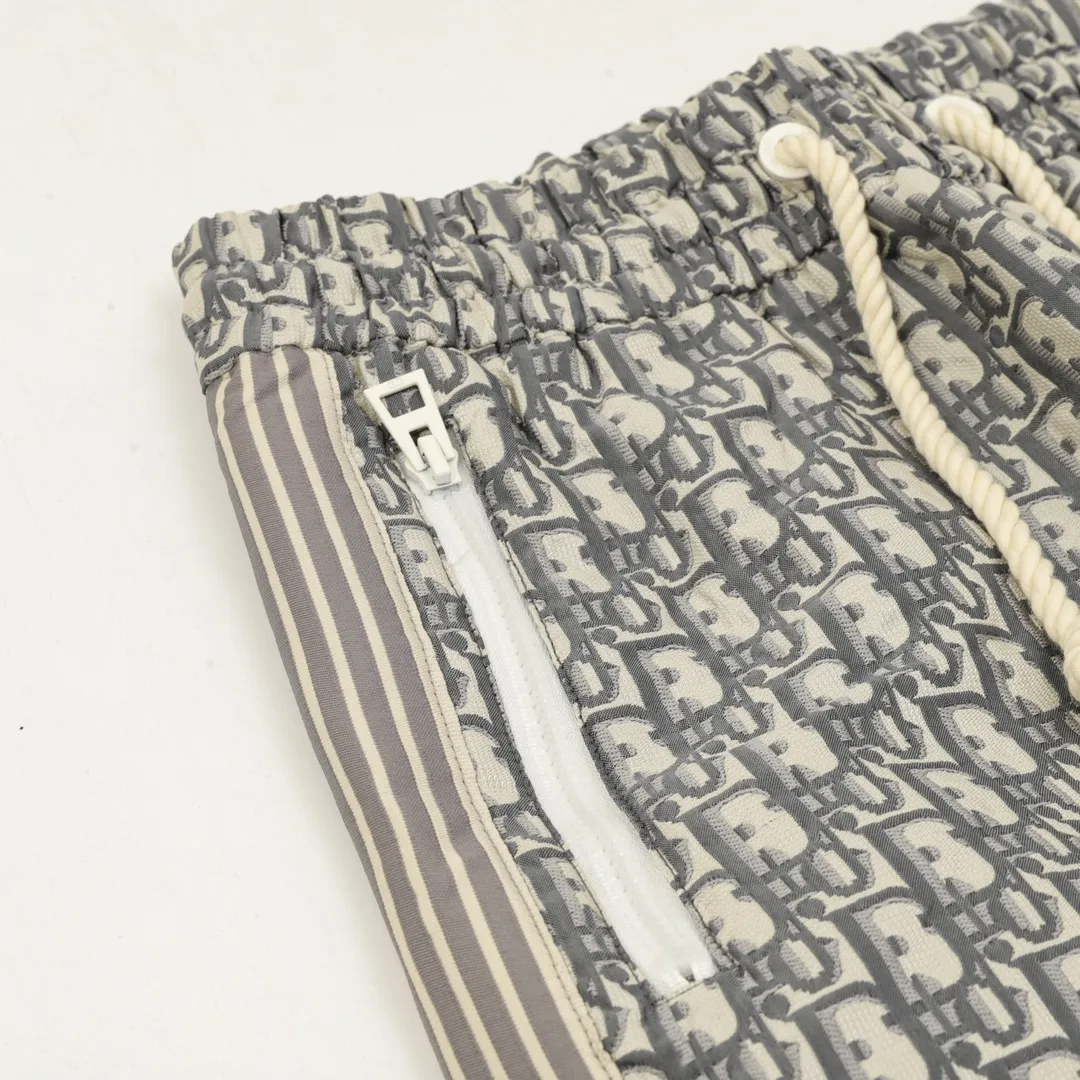 🅿️390 DIOR/Dior all-over printed jacquard side webbing woven trousers Inspired by the retro of the 1980s, the custom-made woven synthetic material is made by customers. The fabric has a fleshy texture, with clearly visible skin texture and a sense of net weight. The whole body is extremely simple in design. It is developed as it is in the original version. The entire inside is wrapped with exquisite craftsmanship to restore the consistent waistline. The domestic double-needle machine is modified to honing the thread. It is a seemingly simple style with many small details. Both men and women can easily control it. Size: XS-L