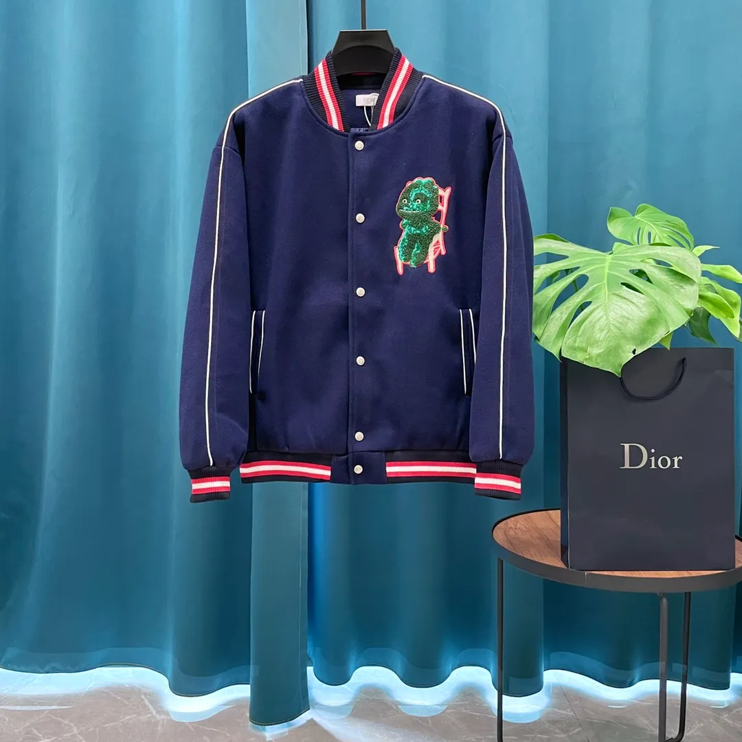🅿️410 Dior➡️Dior 2025ss runway style baseball uniform jacket. I ordered the original model and it took a month to finally ship. I love it so much. The upper body is really handsome. A blogger on Douyin said that LV's new products this year will become the future trend. If you look through street photos, you will find that celebrities regard it as a collectible jacket, a must-have item for men and women who want light luxury for commuting. Developing the highest version on the entire network, it took 1 month to customize and the cost was extremely high. The German imported flat-machine made custom-woven wool jacquard threads, using the first layer of imported lambskin. The pleated texture is unparalleled. It is hand-cut and meticulously crafted. The stitching position is very technical. Whether the whole garment is good or not depends on this position. Top-notch workmanship and details can stand the test. A full set of customized accessories, the letters are clear and perfectly restored without any difference. High-end atmosphere and full grade! The entire dress is exclusively customized with heavy craftsmanship. The towel patch embroidery is perfectly combined with craft embroidery and precise stitching! Absolute craftsmanship quality! Size: M L XL XXL