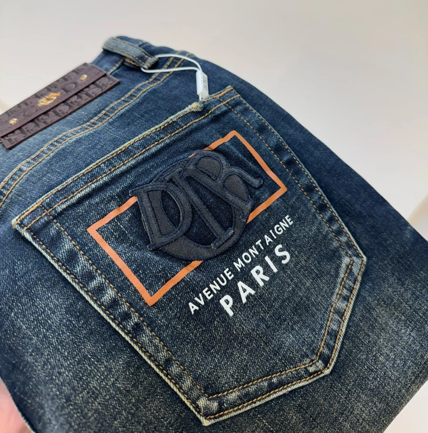 🅿️280 Top quality model number: D201 Foreign trade export order👖DIOR new men's jeans original factory original fabric original wash water! Imported original washed elastic fabric, complicated handicraft superposition, any washing process will turn into a completely different color effect if you stay for a few seconds longer, so it is more precious, especially durable and taste-resistant... Use the best elastic texture of denim, genuine leather, branded and high-end metal accessories... to create unique and original jeans and styles! Original hardware and accessories, super correct fit, comfortable and breathable, extremely high counter quality. Number of codes: 29 30 31 32 33 34 36 38