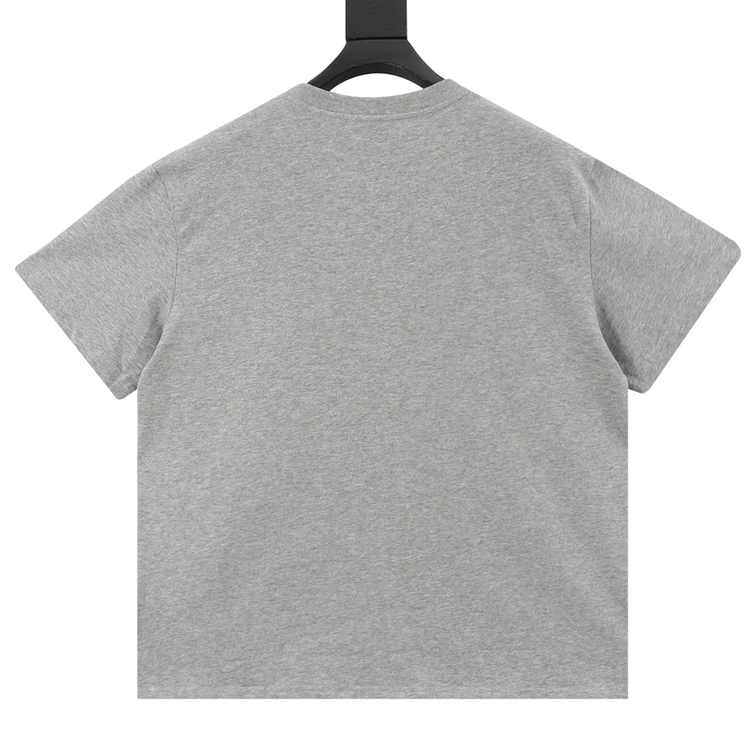 🅿️210 DIOR/Dior Classic Square Embroidered Round Neck Short Sleeve Small CD Classic Short Sleeve TEE that combines temperament and elegance. Classic, simple and timeless basic short T. Counter evergreen series, this year the fabric has been upgraded again. The texture is CHAO level! This short-sleeved shirt looks simple, but it is the test of craftsmanship details. In the minimalist style, you must pay attention to texture! Custom-made 100% knitted cotton, it feels solid, thick and textured. To be honest, Xiao D short-sleeves rarely use such heavy materials. The texture is slightly thick, not fake, and has a sense of crispness. The softness, comfort, and breathability are No. 1! The simple CD letter embroidery pattern on the chest expresses all the nobility and prosperity. The sense of detail is impeccable, full three-dimensional + exquisite embroidery thread. Pay attention to the connection with the body, there are no wrinkles at all, it is very smooth. The factory-level production technology is impressive. The details are meticulously combed, and the inner threads are neatly routed without tie-down threads! As always, the loose fit is cut, and the upper body is casually concave! Size: XS-L