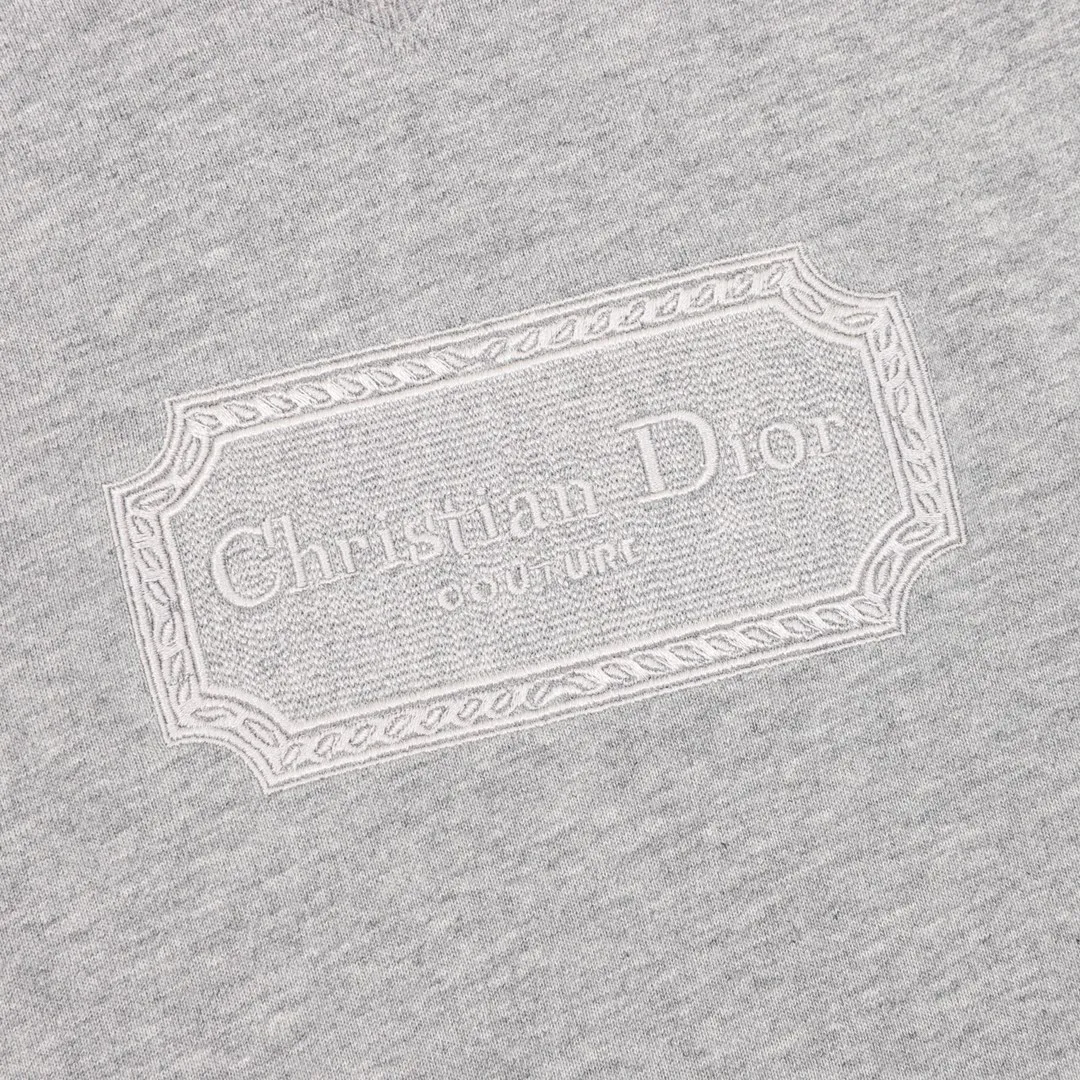 🅿️210 DIOR/Dior Classic Square Embroidered Round Neck Short Sleeve Small CD Classic Short Sleeve TEE that combines temperament and elegance. Classic, simple and timeless basic short T. Counter evergreen series, this year the fabric has been upgraded again. The texture is CHAO level! This short-sleeved shirt looks simple, but it is the test of craftsmanship details. In the minimalist style, you must pay attention to texture! Custom-made 100% knitted cotton, it feels solid, thick and textured. To be honest, Xiao D short-sleeves rarely use such heavy materials. The texture is slightly thick, not fake, and has a sense of crispness. The softness, comfort, and breathability are No. 1! The simple CD letter embroidery pattern on the chest expresses all the nobility and prosperity. The sense of detail is impeccable, full three-dimensional + exquisite embroidery thread. Pay attention to the connection with the body, there are no wrinkles at all, it is very smooth. The factory-level production technology is impressive. The details are meticulously combed, and the inner threads are neatly routed without tie-down threads! As always, the loose fit is cut, and the upper body is casually concave! Size: XS-L