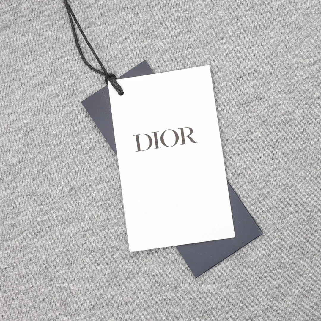 🅿️210 DIOR/Dior Classic Square Embroidered Round Neck Short Sleeve Small CD Classic Short Sleeve TEE that combines temperament and elegance. Classic, simple and timeless basic short T. Counter evergreen series, this year the fabric has been upgraded again. The texture is CHAO level! This short-sleeved shirt looks simple, but it is the test of craftsmanship details. In the minimalist style, you must pay attention to texture! Custom-made 100% knitted cotton, it feels solid, thick and textured. To be honest, Xiao D short-sleeves rarely use such heavy materials. The texture is slightly thick, not fake, and has a sense of crispness. The softness, comfort, and breathability are No. 1! The simple CD letter embroidery pattern on the chest expresses all the nobility and prosperity. The sense of detail is impeccable, full three-dimensional + exquisite embroidery thread. Pay attention to the connection with the body, there are no wrinkles at all, it is very smooth. The factory-level production technology is impressive. The details are meticulously combed, and the inner threads are neatly routed without tie-down threads! As always, the loose fit is cut, and the upper body is casually concave! Size: XS-L