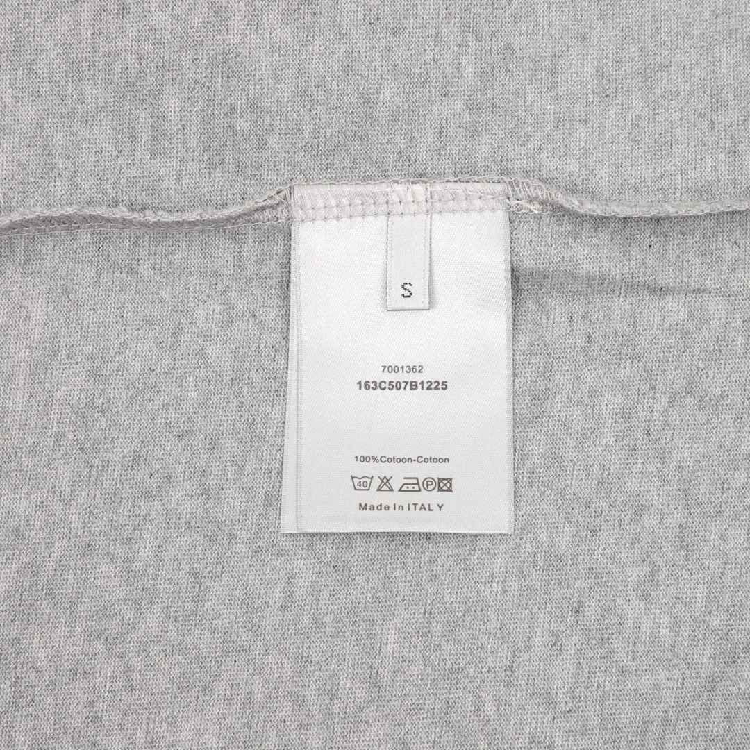 🅿️210 DIOR/Dior Classic Square Embroidered Round Neck Short Sleeve Small CD Classic Short Sleeve TEE that combines temperament and elegance. Classic, simple and timeless basic short T. Counter evergreen series, this year the fabric has been upgraded again. The texture is CHAO level! This short-sleeved shirt looks simple, but it is the test of craftsmanship details. In the minimalist style, you must pay attention to texture! Custom-made 100% knitted cotton, it feels solid, thick and textured. To be honest, Xiao D short-sleeves rarely use such heavy materials. The texture is slightly thick, not fake, and has a sense of crispness. The softness, comfort, and breathability are No. 1! The simple CD letter embroidery pattern on the chest expresses all the nobility and prosperity. The sense of detail is impeccable, full three-dimensional + exquisite embroidery thread. Pay attention to the connection with the body, there are no wrinkles at all, it is very smooth. The factory-level production technology is impressive. The details are meticulously combed, and the inner threads are neatly routed without tie-down threads! As always, the loose fit is cut, and the upper body is casually concave! Size: XS-L