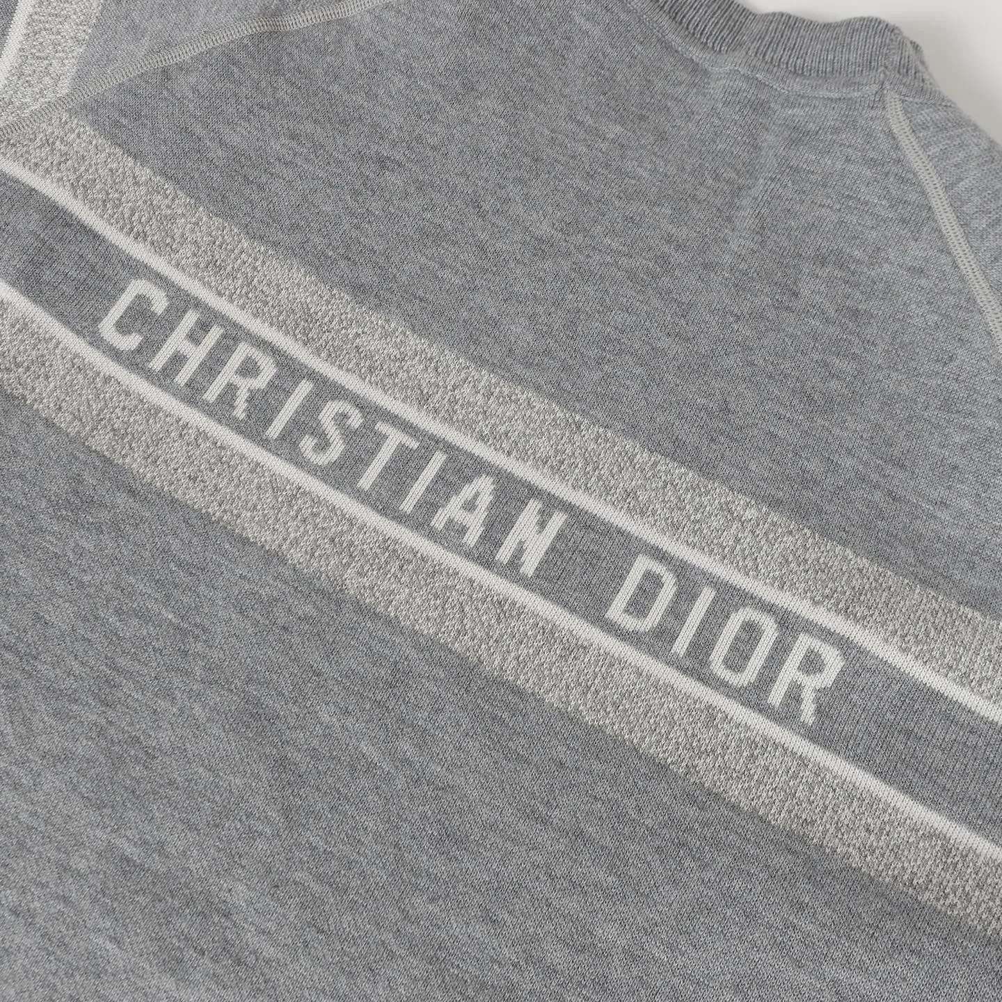 🅿️520 DIOR/Dior 25FW presbyopic reversible cashmere crew neck sweater. The fabric is made of top-quality cashmere yarn. The new autumn and winter Oblique jacquard knitted cashmere sweater adopts a reversible design and is made of high-quality cashmere material. After fine weaving process, it presents a soft and comfortable touch and excellent thermal insulation performance. The iconic Oblique jacquard pattern is perfectly presented through precision knitting technology. It can be worn on both sides, showing different style charms. The round neck design is simple and elegant, suitable for various matching occasions. Exquisite knitting technology ensures that the clothes are not easily deformed and remain crisp and long-lasting. The double-sided design concept reflects DIOR's perfect balance of practicality and fashion. Each sweater undergoes strict quality inspection to ensure that the quality meets the brand's consistently high standards. This knitted item combines warmth and style, making it an exquisite addition to your autumn and winter wardrobe. Size:S/M/L
