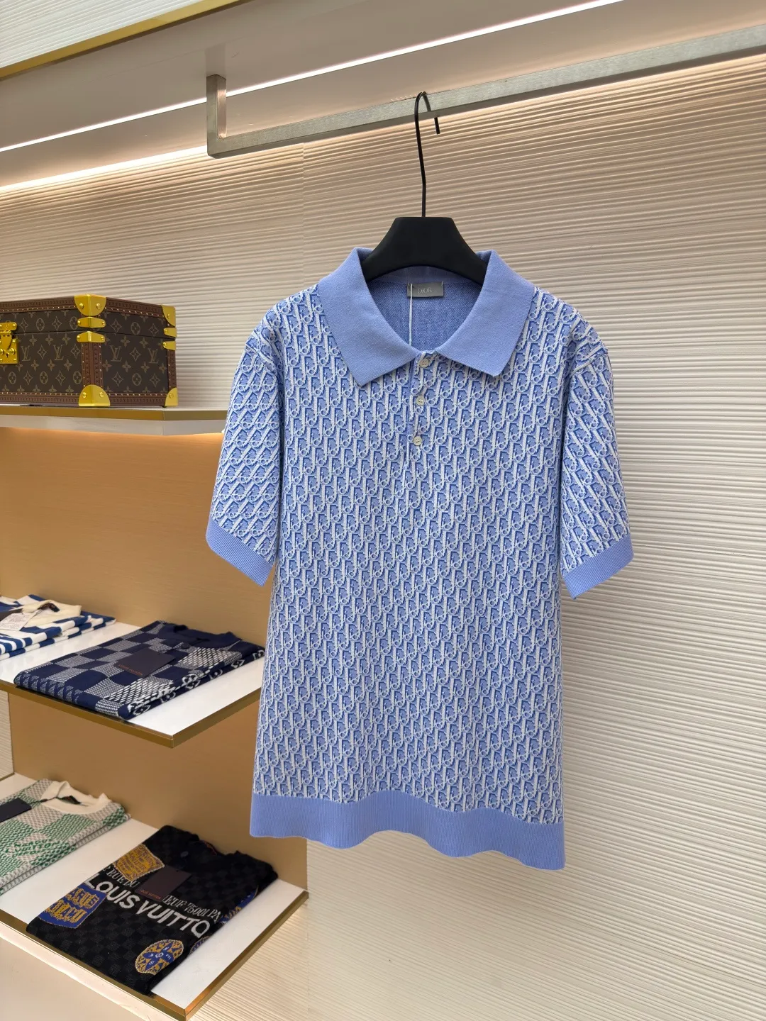 Dior jacquard woolen POLO shirt ●Authentic product: purchased and developed for 11500 ●Item number: 1680192-A90 ●Fabric: combed cotton fabric ●Technology: jacquard production ●Version: fitted version ●Weight: about 455 grams ●Size: S-M-L-XL ●Description: The wool material is made of high-quality ultra-fine 100% combed cotton. The weight, thickness, density, and similarity of the clothes are 99%. They are different from those Beggar’s Edition versions on the market that only cut corners. Although the Beggar’s Edition is dozens of yuan cheaper, it cuts corners everywhere. The clothes are extremely light and fluttery when worn, with no texture and feel cheap. Even the stitching of the pieces is completely different from the original version. In order to restore the original effect to the greatest extent, the main body of our clothes is knitted using an ultra-fine 18-needle computerized flat knitting machine and a 3-color jacquard weave. It takes 195 minutes to weave one piece of clothing. The whole piece of clothing has almost zero knots. All broken yarns and knots will be passed through the yarn feeder separately. If there are knots, the machine will immediately warn you, and the machinist will manually trim the knots and cut them away from the fabric! The overall wiring is straight and delicate, the fabric is comfortable and soft, and the color is consistent without color difference. It can be matched with the same style to create a fashionable look and control various occasions. Customized accessories, complete with three standards, same style for men and women!