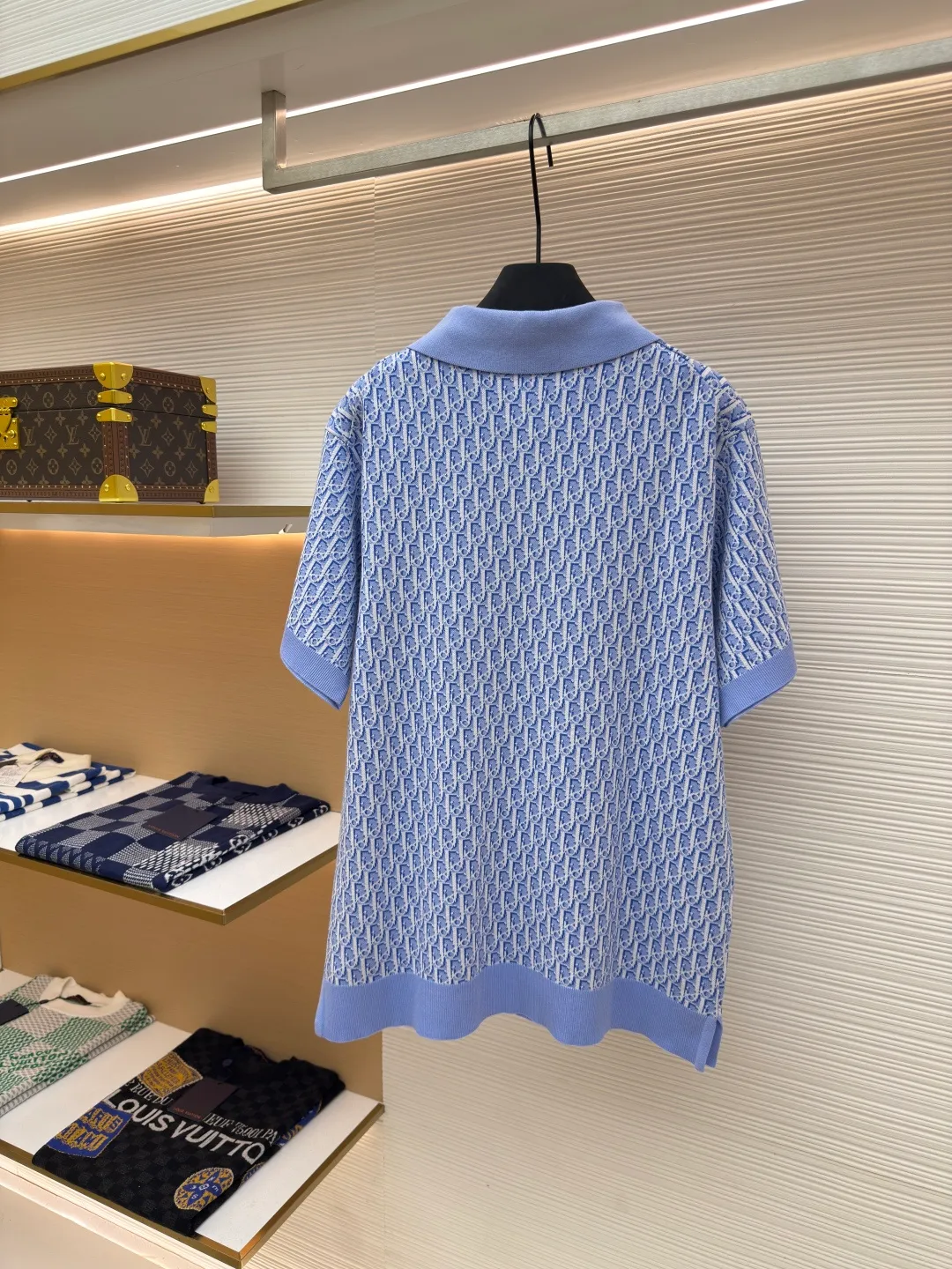 Dior jacquard woolen POLO shirt ●Authentic product: purchased and developed for 11500 ●Item number: 1680192-A90 ●Fabric: combed cotton fabric ●Technology: jacquard production ●Version: fitted version ●Weight: about 455 grams ●Size: S-M-L-XL ●Description: The wool material is made of high-quality ultra-fine 100% combed cotton. The weight, thickness, density, and similarity of the clothes are 99%. They are different from those Beggar’s Edition versions on the market that only cut corners. Although the Beggar’s Edition is dozens of yuan cheaper, it cuts corners everywhere. The clothes are extremely light and fluttery when worn, with no texture and feel cheap. Even the stitching of the pieces is completely different from the original version. In order to restore the original effect to the greatest extent, the main body of our clothes is knitted using an ultra-fine 18-needle computerized flat knitting machine and a 3-color jacquard weave. It takes 195 minutes to weave one piece of clothing. The whole piece of clothing has almost zero knots. All broken yarns and knots will be passed through the yarn feeder separately. If there are knots, the machine will immediately warn you, and the machinist will manually trim the knots and cut them away from the fabric! The overall wiring is straight and delicate, the fabric is comfortable and soft, and the color is consistent without color difference. It can be matched with the same style to create a fashionable look and control various occasions. Customized accessories, complete with three standards, same style for men and women!