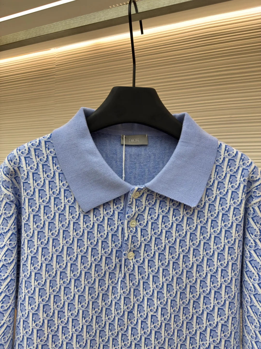 Dior jacquard woolen POLO shirt ●Authentic product: purchased and developed for 11500 ●Item number: 1680192-A90 ●Fabric: combed cotton fabric ●Technology: jacquard production ●Version: fitted version ●Weight: about 455 grams ●Size: S-M-L-XL ●Description: The wool material is made of high-quality ultra-fine 100% combed cotton. The weight, thickness, density, and similarity of the clothes are 99%. They are different from those Beggar’s Edition versions on the market that only cut corners. Although the Beggar’s Edition is dozens of yuan cheaper, it cuts corners everywhere. The clothes are extremely light and fluttery when worn, with no texture and feel cheap. Even the stitching of the pieces is completely different from the original version. In order to restore the original effect to the greatest extent, the main body of our clothes is knitted using an ultra-fine 18-needle computerized flat knitting machine and a 3-color jacquard weave. It takes 195 minutes to weave one piece of clothing. The whole piece of clothing has almost zero knots. All broken yarns and knots will be passed through the yarn feeder separately. If there are knots, the machine will immediately warn you, and the machinist will manually trim the knots and cut them away from the fabric! The overall wiring is straight and delicate, the fabric is comfortable and soft, and the color is consistent without color difference. It can be matched with the same style to create a fashionable look and control various occasions. Customized accessories, complete with three standards, same style for men and women!