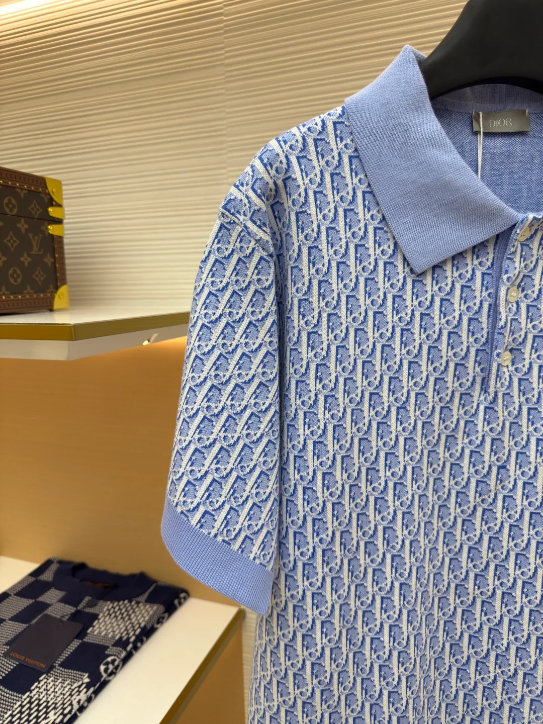 Dior jacquard woolen POLO shirt ●Authentic product: purchased and developed for 11500 ●Item number: 1680192-A90 ●Fabric: combed cotton fabric ●Technology: jacquard production ●Version: fitted version ●Weight: about 455 grams ●Size: S-M-L-XL ●Description: The wool material is made of high-quality ultra-fine 100% combed cotton. The weight, thickness, density, and similarity of the clothes are 99%. They are different from those Beggar’s Edition versions on the market that only cut corners. Although the Beggar’s Edition is dozens of yuan cheaper, it cuts corners everywhere. The clothes are extremely light and fluttery when worn, with no texture and feel cheap. Even the stitching of the pieces is completely different from the original version. In order to restore the original effect to the greatest extent, the main body of our clothes is knitted using an ultra-fine 18-needle computerized flat knitting machine and a 3-color jacquard weave. It takes 195 minutes to weave one piece of clothing. The whole piece of clothing has almost zero knots. All broken yarns and knots will be passed through the yarn feeder separately. If there are knots, the machine will immediately warn you, and the machinist will manually trim the knots and cut them away from the fabric! The overall wiring is straight and delicate, the fabric is comfortable and soft, and the color is consistent without color difference. It can be matched with the same style to create a fashionable look and control various occasions. Customized accessories, complete with three standards, same style for men and women!