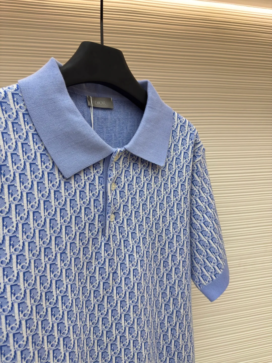 Dior jacquard woolen POLO shirt ●Authentic product: purchased and developed for 11500 ●Item number: 1680192-A90 ●Fabric: combed cotton fabric ●Technology: jacquard production ●Version: fitted version ●Weight: about 455 grams ●Size: S-M-L-XL ●Description: The wool material is made of high-quality ultra-fine 100% combed cotton. The weight, thickness, density, and similarity of the clothes are 99%. They are different from those Beggar’s Edition versions on the market that only cut corners. Although the Beggar’s Edition is dozens of yuan cheaper, it cuts corners everywhere. The clothes are extremely light and fluttery when worn, with no texture and feel cheap. Even the stitching of the pieces is completely different from the original version. In order to restore the original effect to the greatest extent, the main body of our clothes is knitted using an ultra-fine 18-needle computerized flat knitting machine and a 3-color jacquard weave. It takes 195 minutes to weave one piece of clothing. The whole piece of clothing has almost zero knots. All broken yarns and knots will be passed through the yarn feeder separately. If there are knots, the machine will immediately warn you, and the machinist will manually trim the knots and cut them away from the fabric! The overall wiring is straight and delicate, the fabric is comfortable and soft, and the color is consistent without color difference. It can be matched with the same style to create a fashionable look and control various occasions. Customized accessories, complete with three standards, same style for men and women!