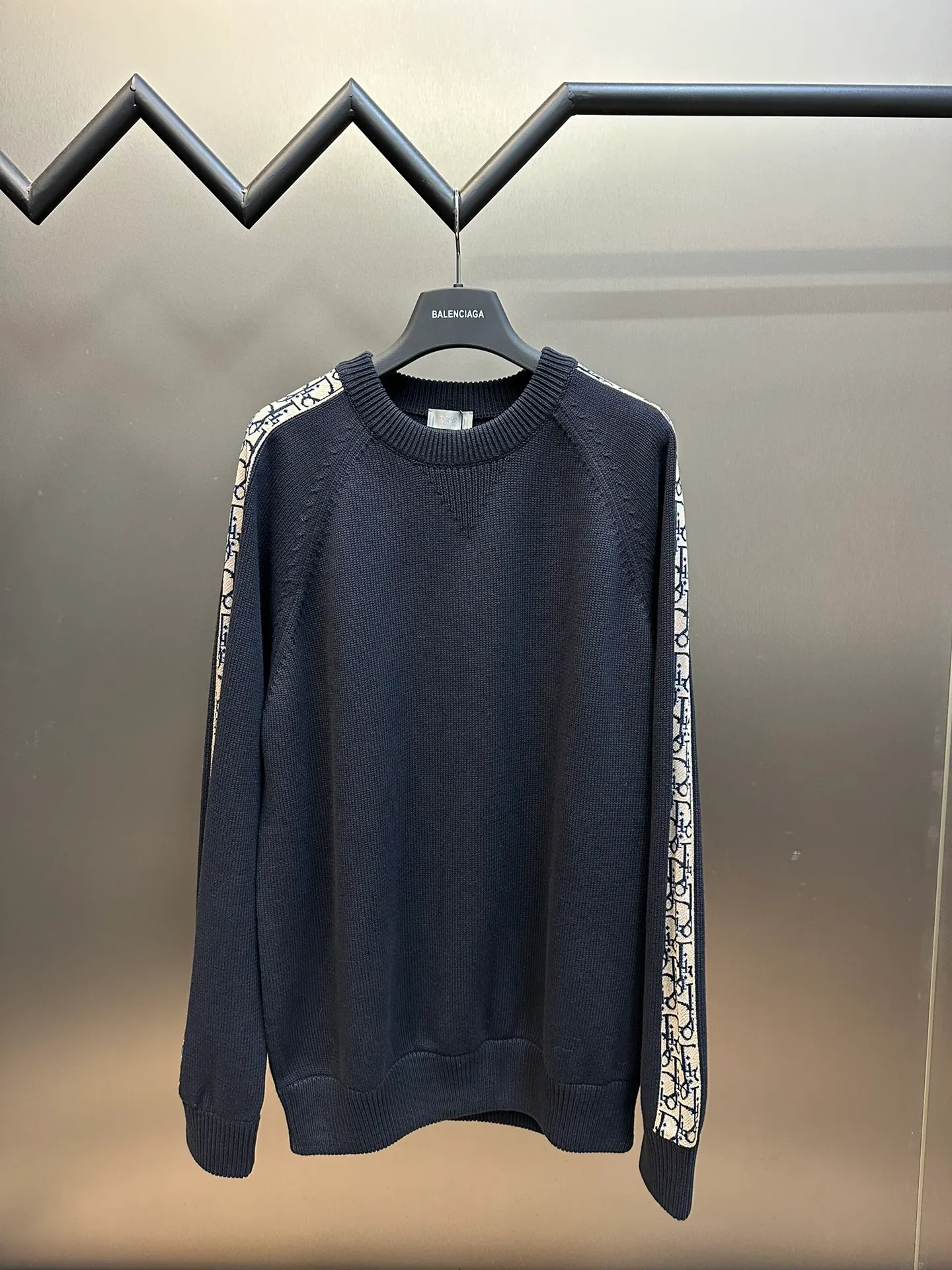 🅿️580 dior sleeve web jacquard sweater The original version is dyed 1:1 and has a color similarity of more than 95%. It is made of 100% fully combed cotton yarn. The body of the garment is woven using the same 7G loom as the original version. The mulberry silk webbing on both sides is woven separately according to the original version using 16-needle ultra-fine needles. Stitching, washing, and finally the webbing are all operated by highly skilled lathes. Ordinary lathes cannot carve such a straight webbing. This place particularly tests the lathes' skills. Otherwise, the resulting version will be uneven, high, and asymmetrical. At a glance, it will look particularly classless! ! size: xs s m l