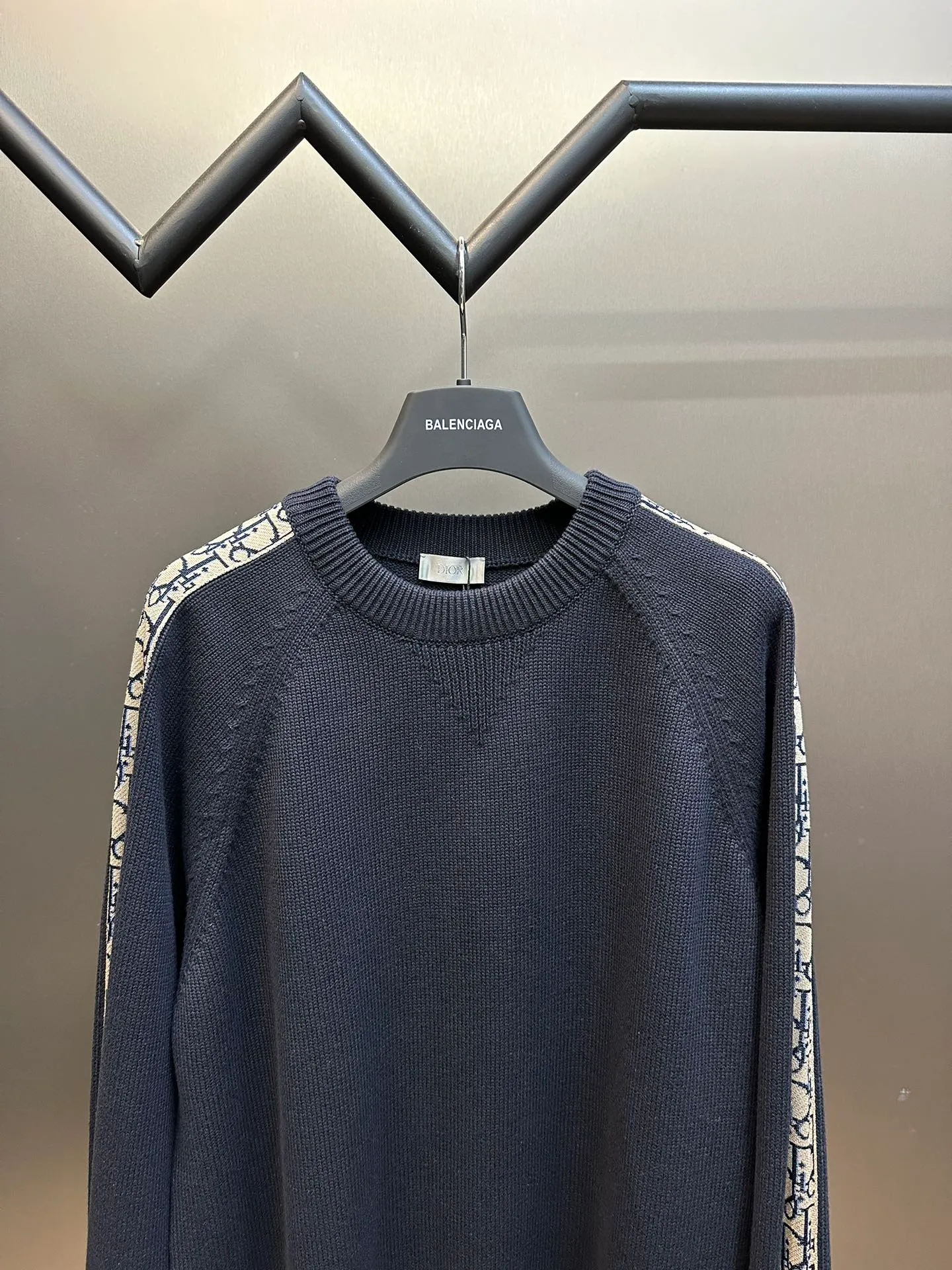 🅿️580 dior sleeve web jacquard sweater The original version is dyed 1:1 and has a color similarity of more than 95%. It is made of 100% fully combed cotton yarn. The body of the garment is woven using the same 7G loom as the original version. The mulberry silk webbing on both sides is woven separately according to the original version using 16-needle ultra-fine needles. Stitching, washing, and finally the webbing are all operated by highly skilled lathes. Ordinary lathes cannot carve such a straight webbing. This place particularly tests the lathes' skills. Otherwise, the resulting version will be uneven, high, and asymmetrical. At a glance, it will look particularly classless! ! size: xs s m l