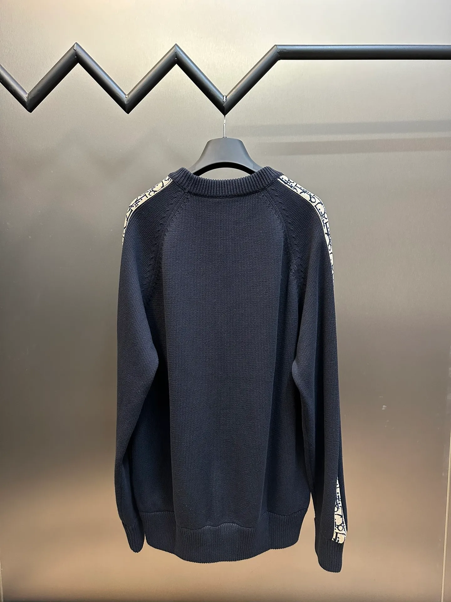🅿️580 dior sleeve web jacquard sweater The original version is dyed 1:1 and has a color similarity of more than 95%. It is made of 100% fully combed cotton yarn. The body of the garment is woven using the same 7G loom as the original version. The mulberry silk webbing on both sides is woven separately according to the original version using 16-needle ultra-fine needles. Stitching, washing, and finally the webbing are all operated by highly skilled lathes. Ordinary lathes cannot carve such a straight webbing. This place particularly tests the lathes' skills. Otherwise, the resulting version will be uneven, high, and asymmetrical. At a glance, it will look particularly classless! ! size: xs s m l