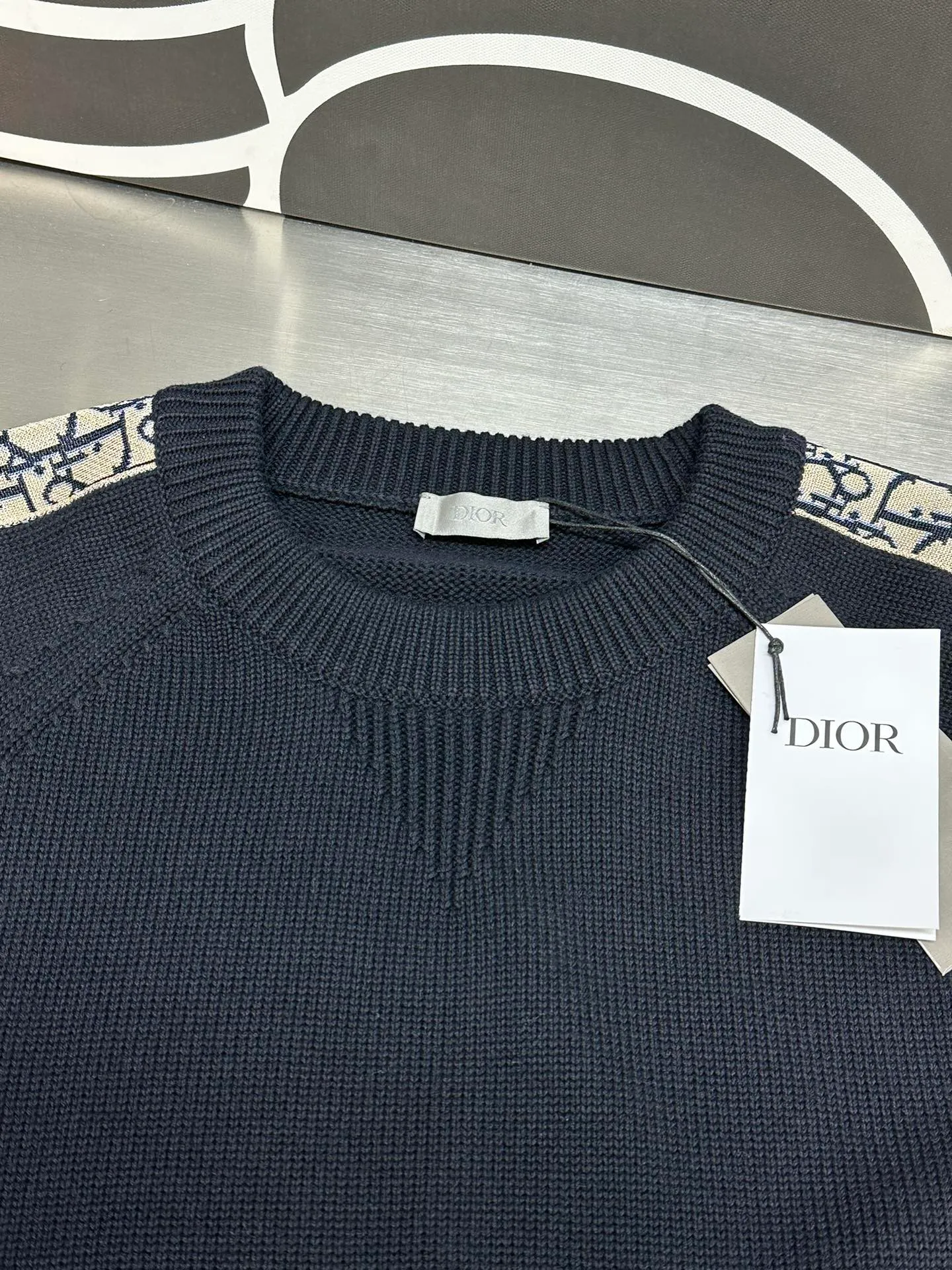 🅿️580 dior sleeve web jacquard sweater The original version is dyed 1:1 and has a color similarity of more than 95%. It is made of 100% fully combed cotton yarn. The body of the garment is woven using the same 7G loom as the original version. The mulberry silk webbing on both sides is woven separately according to the original version using 16-needle ultra-fine needles. Stitching, washing, and finally the webbing are all operated by highly skilled lathes. Ordinary lathes cannot carve such a straight webbing. This place particularly tests the lathes' skills. Otherwise, the resulting version will be uneven, high, and asymmetrical. At a glance, it will look particularly classless! ! size: xs s m l