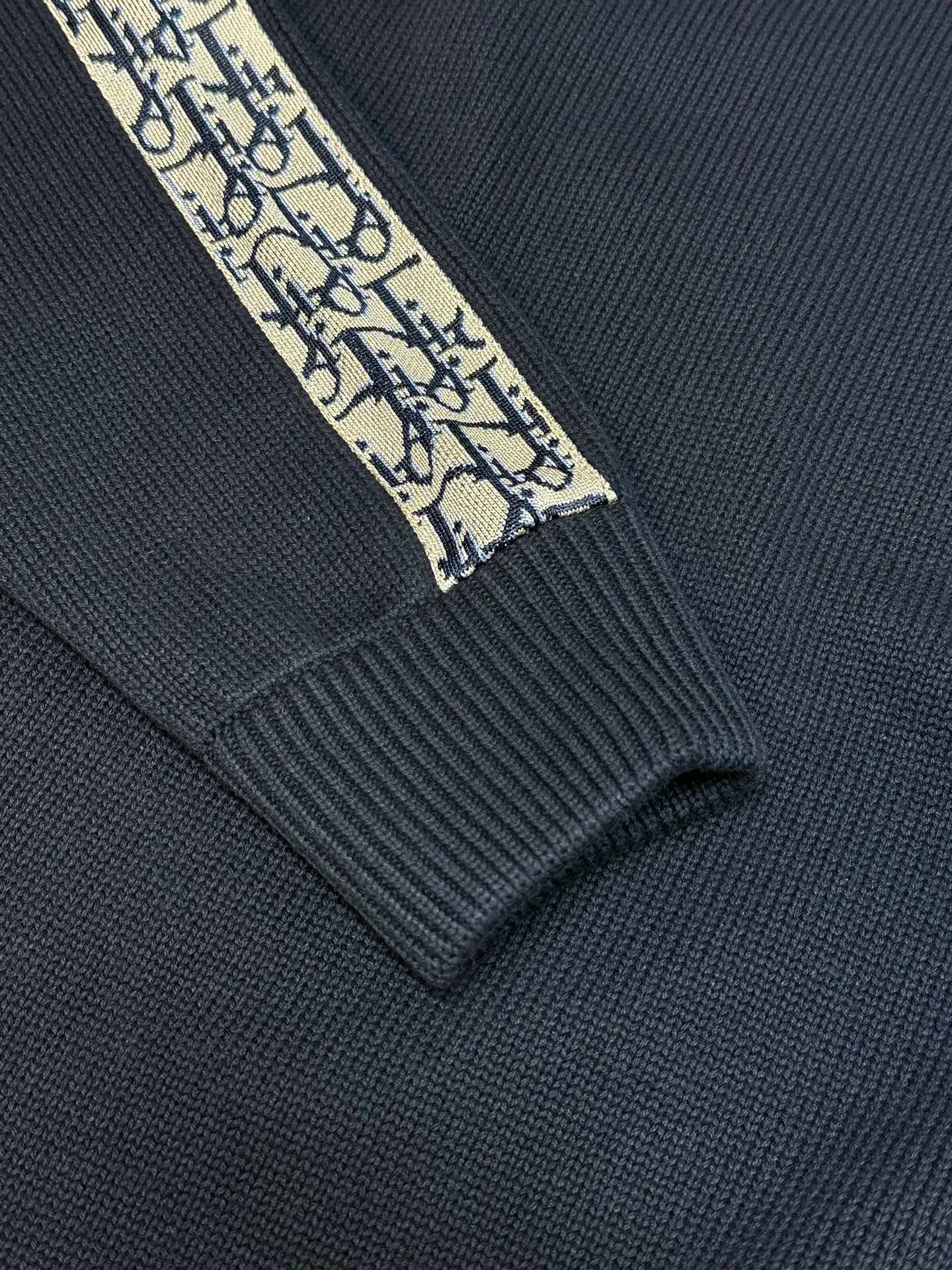 🅿️580 dior sleeve web jacquard sweater The original version is dyed 1:1 and has a color similarity of more than 95%. It is made of 100% fully combed cotton yarn. The body of the garment is woven using the same 7G loom as the original version. The mulberry silk webbing on both sides is woven separately according to the original version using 16-needle ultra-fine needles. Stitching, washing, and finally the webbing are all operated by highly skilled lathes. Ordinary lathes cannot carve such a straight webbing. This place particularly tests the lathes' skills. Otherwise, the resulting version will be uneven, high, and asymmetrical. At a glance, it will look particularly classless! ! size: xs s m l