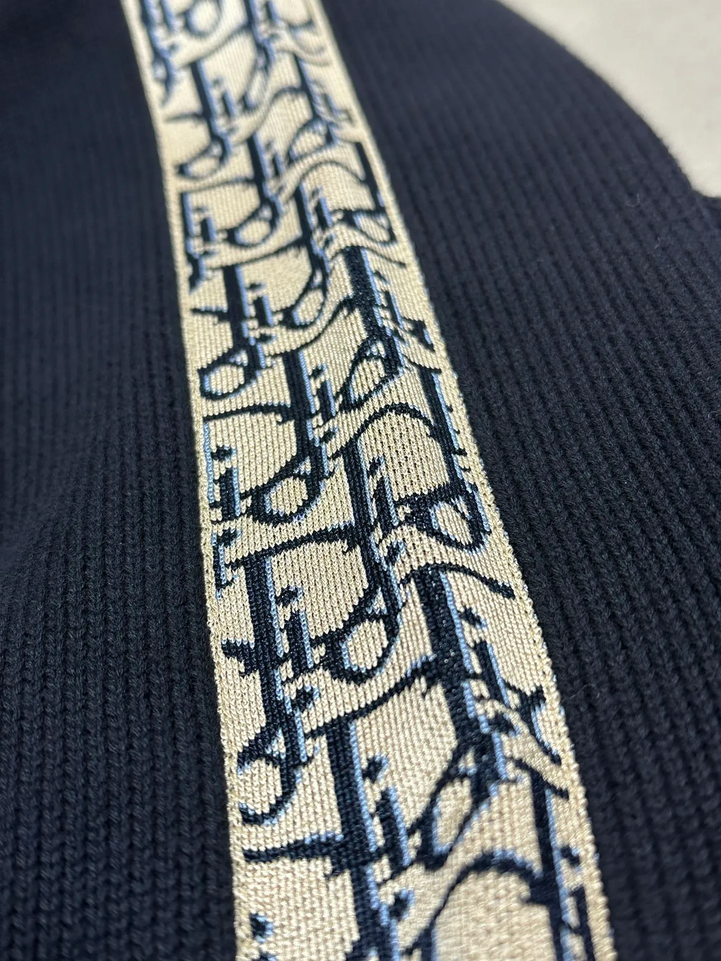🅿️580 dior sleeve web jacquard sweater The original version is dyed 1:1 and has a color similarity of more than 95%. It is made of 100% fully combed cotton yarn. The body of the garment is woven using the same 7G loom as the original version. The mulberry silk webbing on both sides is woven separately according to the original version using 16-needle ultra-fine needles. Stitching, washing, and finally the webbing are all operated by highly skilled lathes. Ordinary lathes cannot carve such a straight webbing. This place particularly tests the lathes' skills. Otherwise, the resulting version will be uneven, high, and asymmetrical. At a glance, it will look particularly classless! ! size: xs s m l
