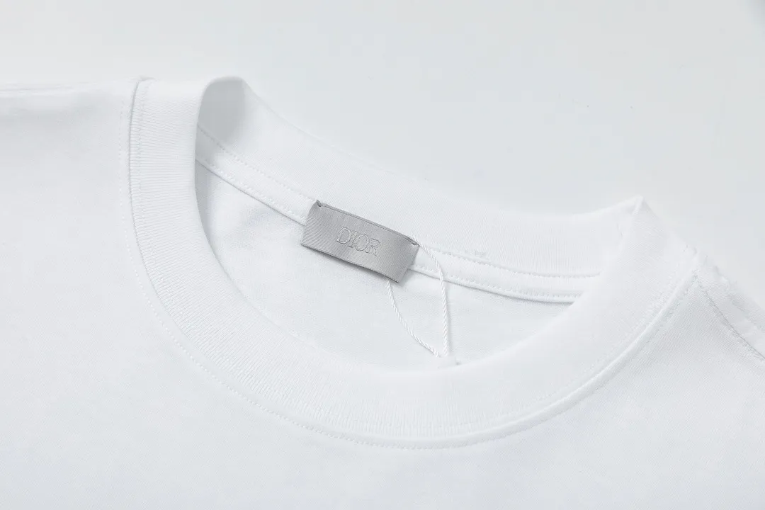 🅿️170 Dior Dior joint KAWS series 2025 new style snake-shaped letter logo Uniform short-sleeved T-shirt for men and women ·Customized 280g 100% double yarn pure cotton fabric ·Dyeing 32 counts double-strand thread ·Kangli digital direct printing process ·Collar label, hangtag, main mark and three complete labels Color: white Size: XS S M L