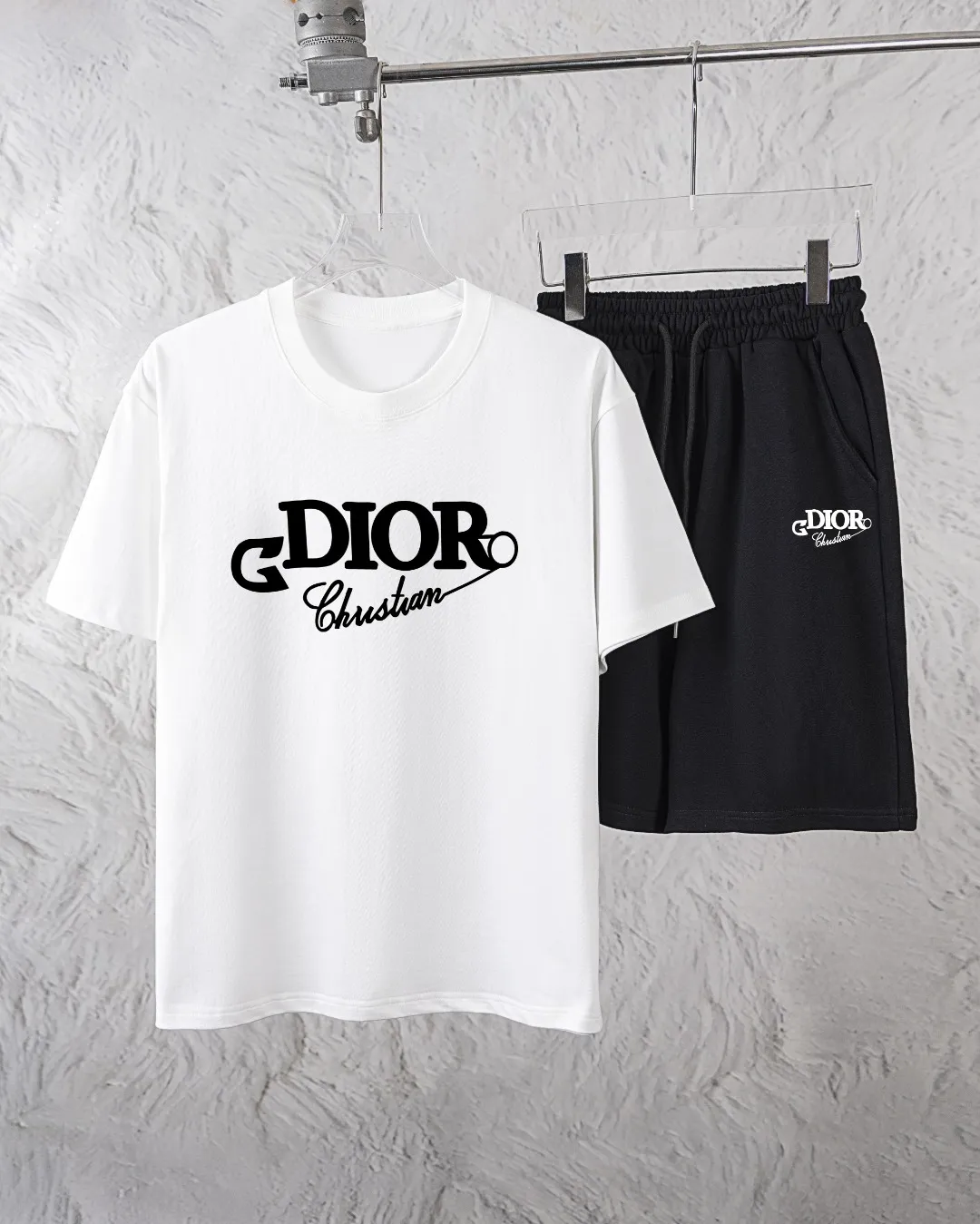 🅿️300 Dior Exclusively supplies the new trendy men’s fashionable round neck short-sleeved shorts suit, trendy and fashionable casual short-sleeved suit! It has high breathability and comfort, impeccable details, and brand element design concept, reflecting high quality. It presents a casual cut and the upper body shape is great! Material: 250g Xinjiang long-staple cotton short sleeves + 360g pure cotton terry shorts Size: S M L Due to manual measurement, there is a deviation of about 1-3CM in size.