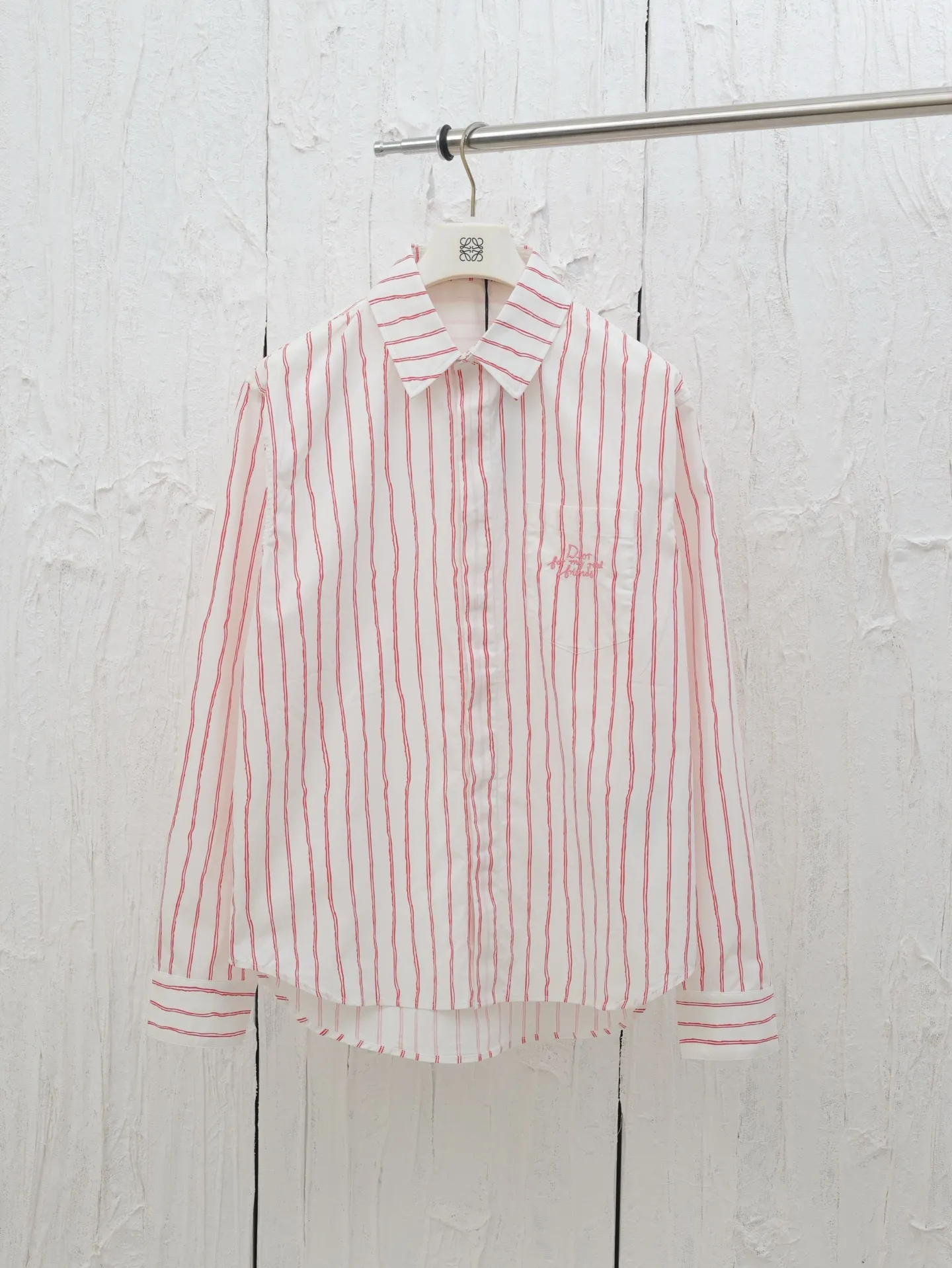 🅿️450 Dio*/Dior Vertical Simple Embroidered Shirt This shirt combines modern style with traditional beauty. Crafted from white cotton poplin, it features a blue and gray striped pattern displaying the Dior For My Real Friends signature from the DIOR AND HYLTON NE collection. A patch pocket on the chest and hidden button closure complete the design. Can be worn with everyday clothing.  Size: S-39/M-40/L-41/XL-42