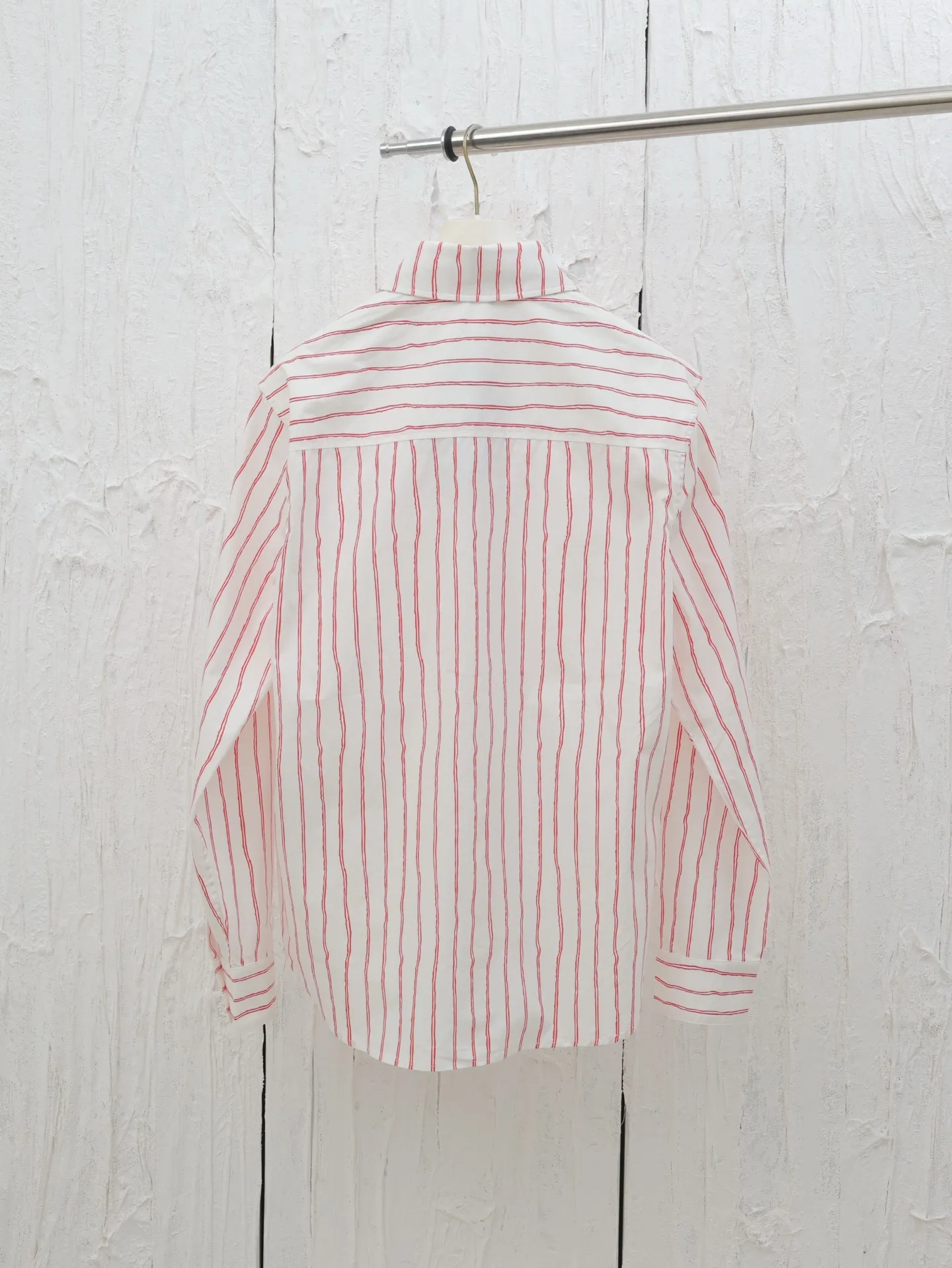 🅿️450 Dio*/Dior Vertical Simple Embroidered Shirt This shirt combines modern style with traditional beauty. Crafted from white cotton poplin, it features a blue and gray striped pattern displaying the Dior For My Real Friends signature from the DIOR AND HYLTON NE collection. A patch pocket on the chest and hidden button closure complete the design. Can be worn with everyday clothing.  Size: S-39/M-40/L-41/XL-42