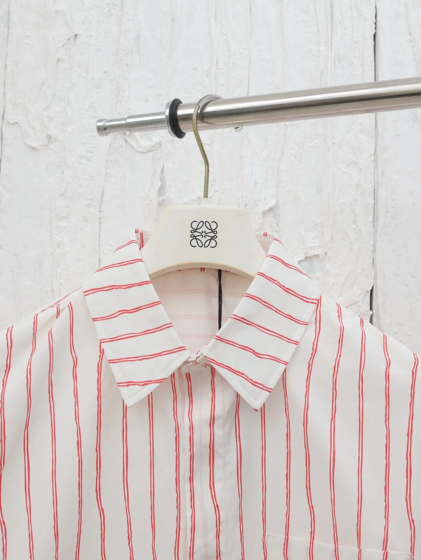 🅿️450 Dio*/Dior Vertical Simple Embroidered Shirt This shirt combines modern style with traditional beauty. Crafted from white cotton poplin, it features a blue and gray striped pattern displaying the Dior For My Real Friends signature from the DIOR AND HYLTON NE collection. A patch pocket on the chest and hidden button closure complete the design. Can be worn with everyday clothing.  Size: S-39/M-40/L-41/XL-42